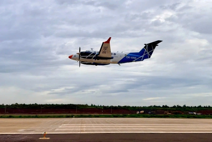 Beechcraft B300 专用飞机首次接近龙成跑道