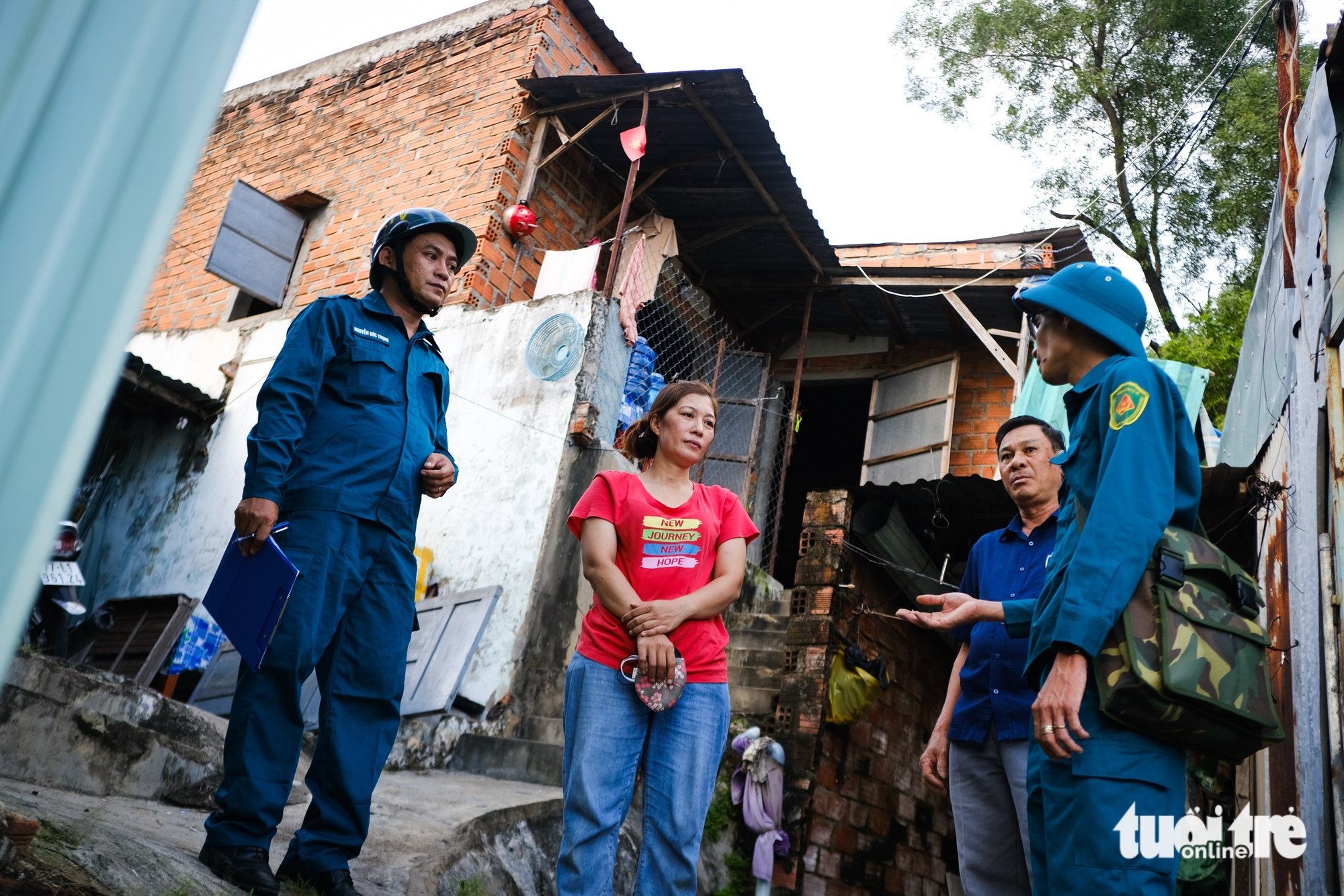 台风卡尔马吉导致房屋倒塌、屋顶掀翻，但人员伤亡较少，原因何在？