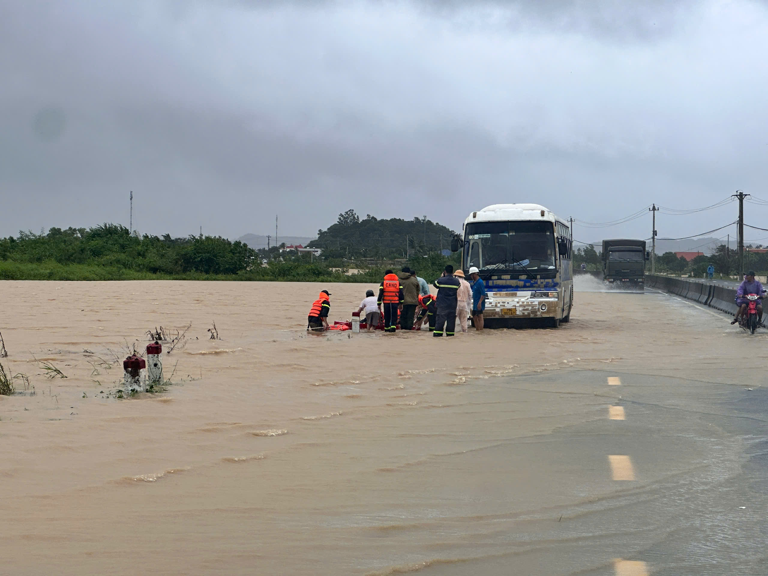 经过庆和省、富安省和平定省旧地的1号国道交通已畅通