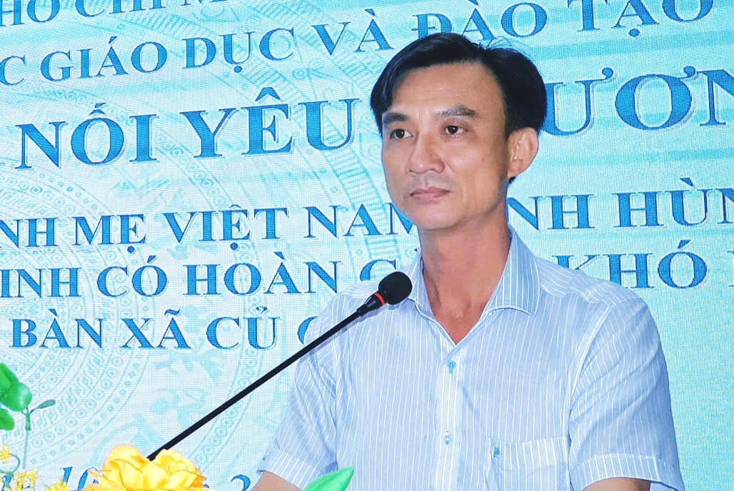 老挝驻胡志明市总领事馆访问古芝并向越南英雄母亲家庭赠送礼物