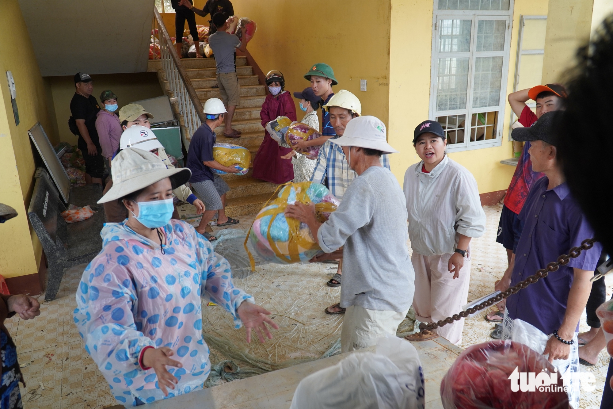 救援物资堵塞富安省洪水中心乡村道路