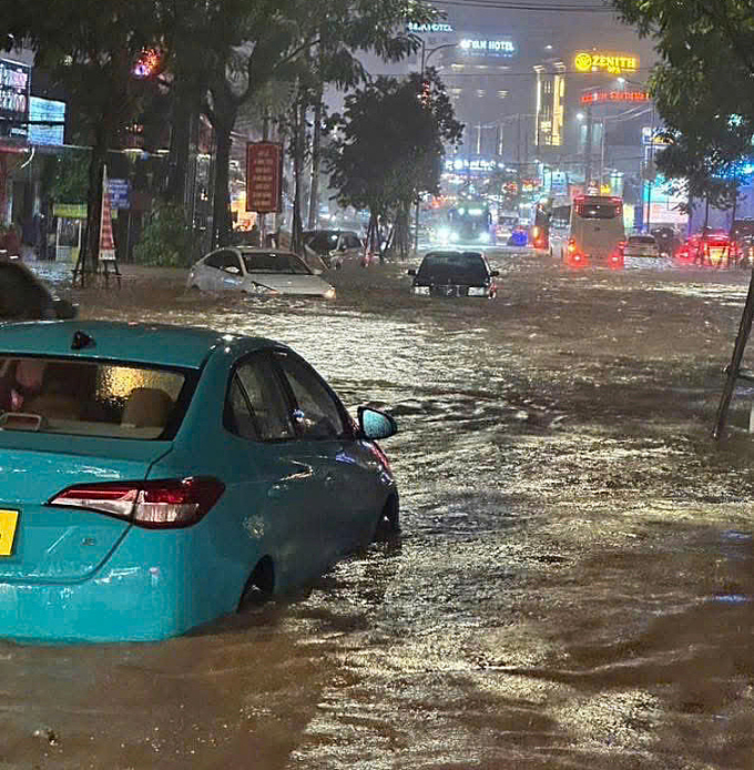 富国岛遭遇25年来最大暴雨后严重积水