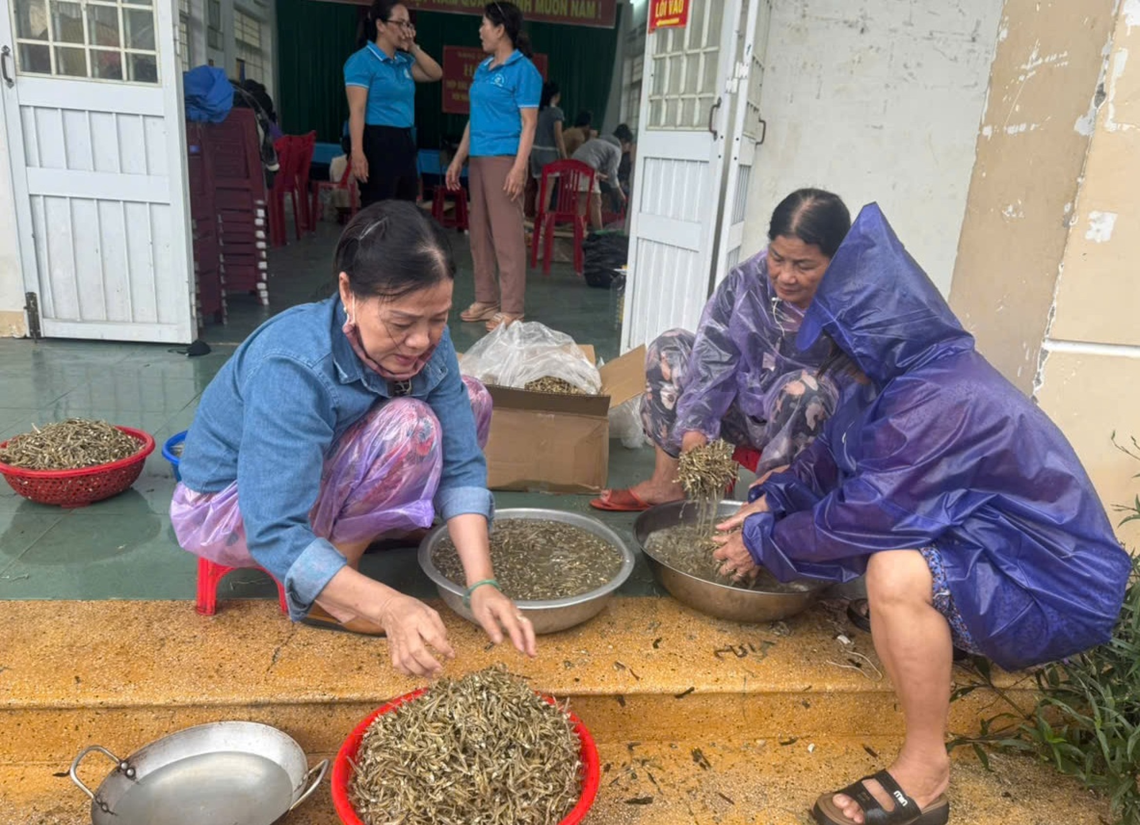 在洪水汹涌之际,广南人仍腌制鱼干送往岘港洪灾区