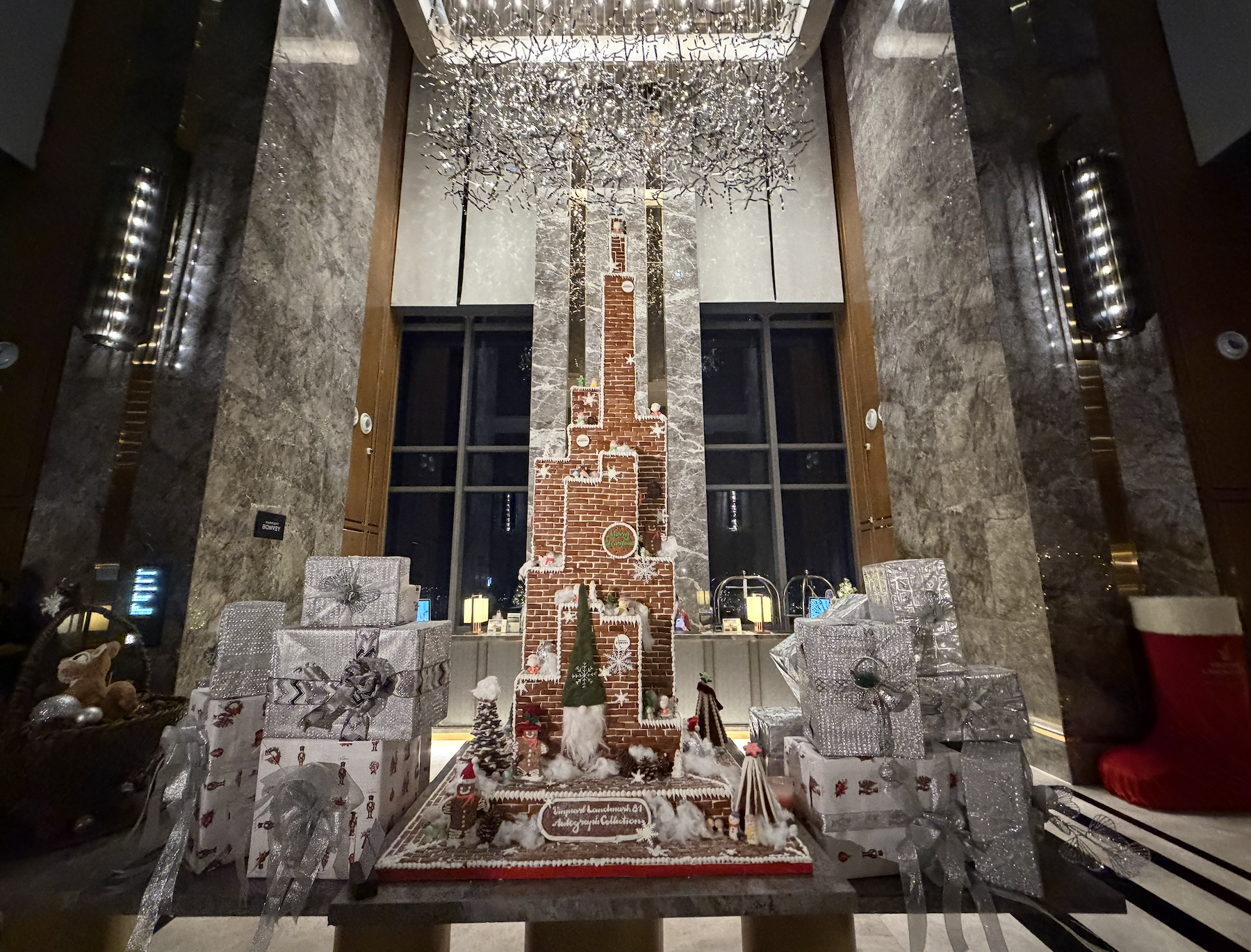 气温降至19度，胡志明市点亮众多圣诞树