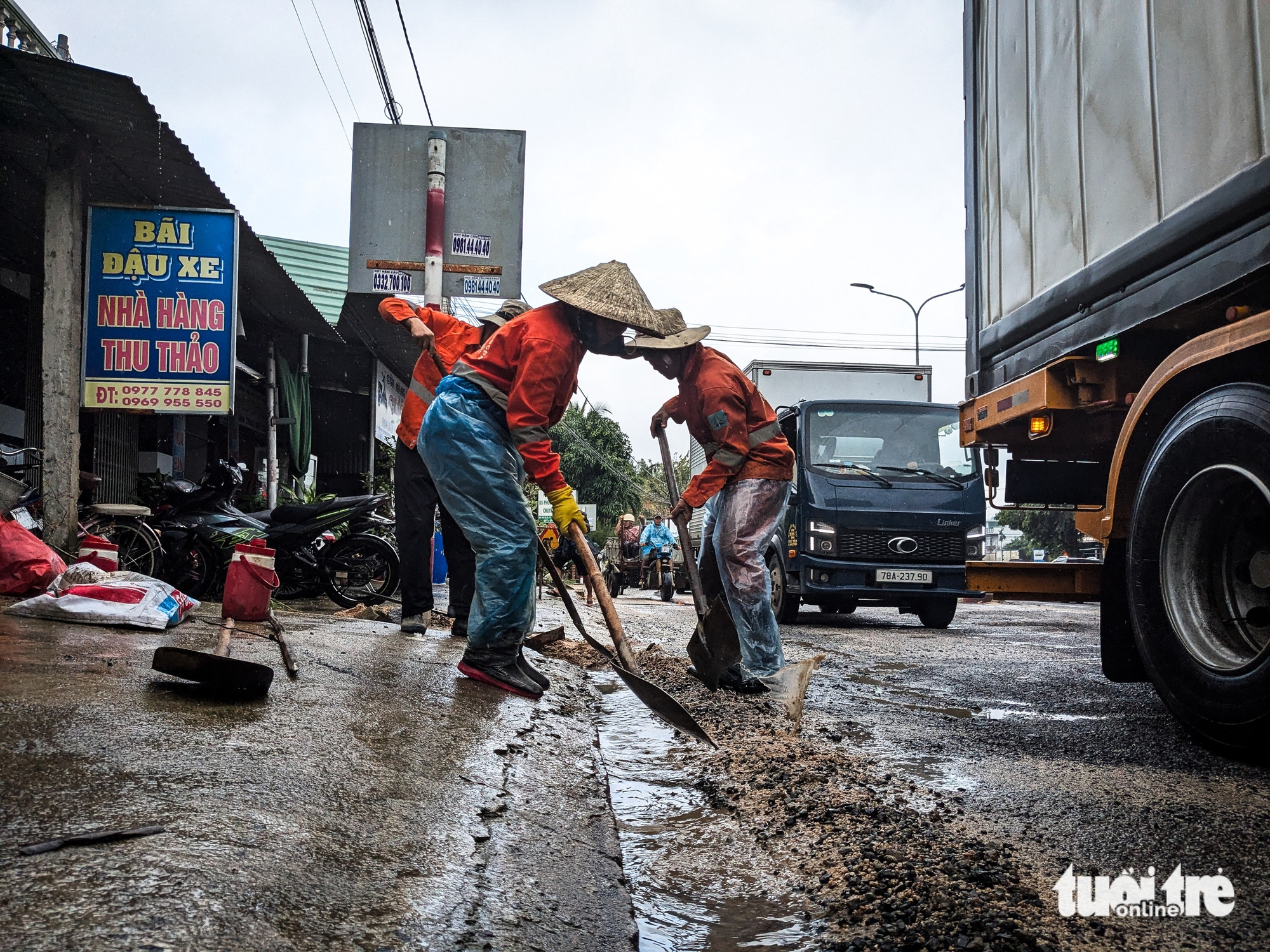 洪水过后国道1号多处路段损毁严重，车辆缓慢前行