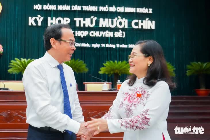 今早胡志明市人民议会在合并前召开专题会议