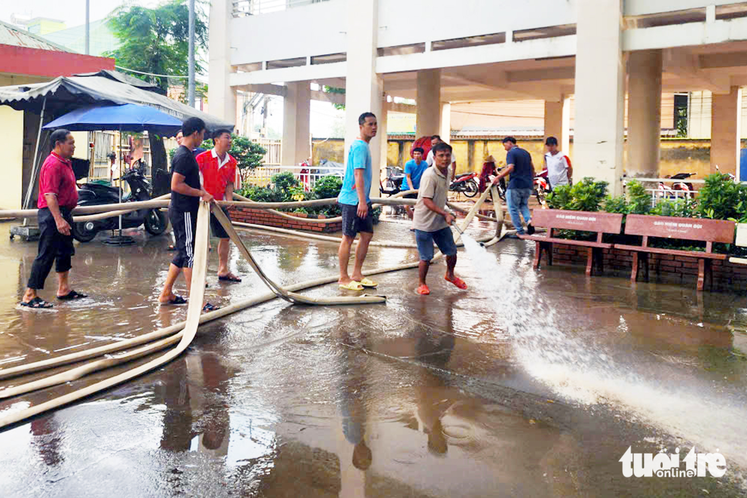 布翁河洪水涌入学校，同奈省1300多名学生停课