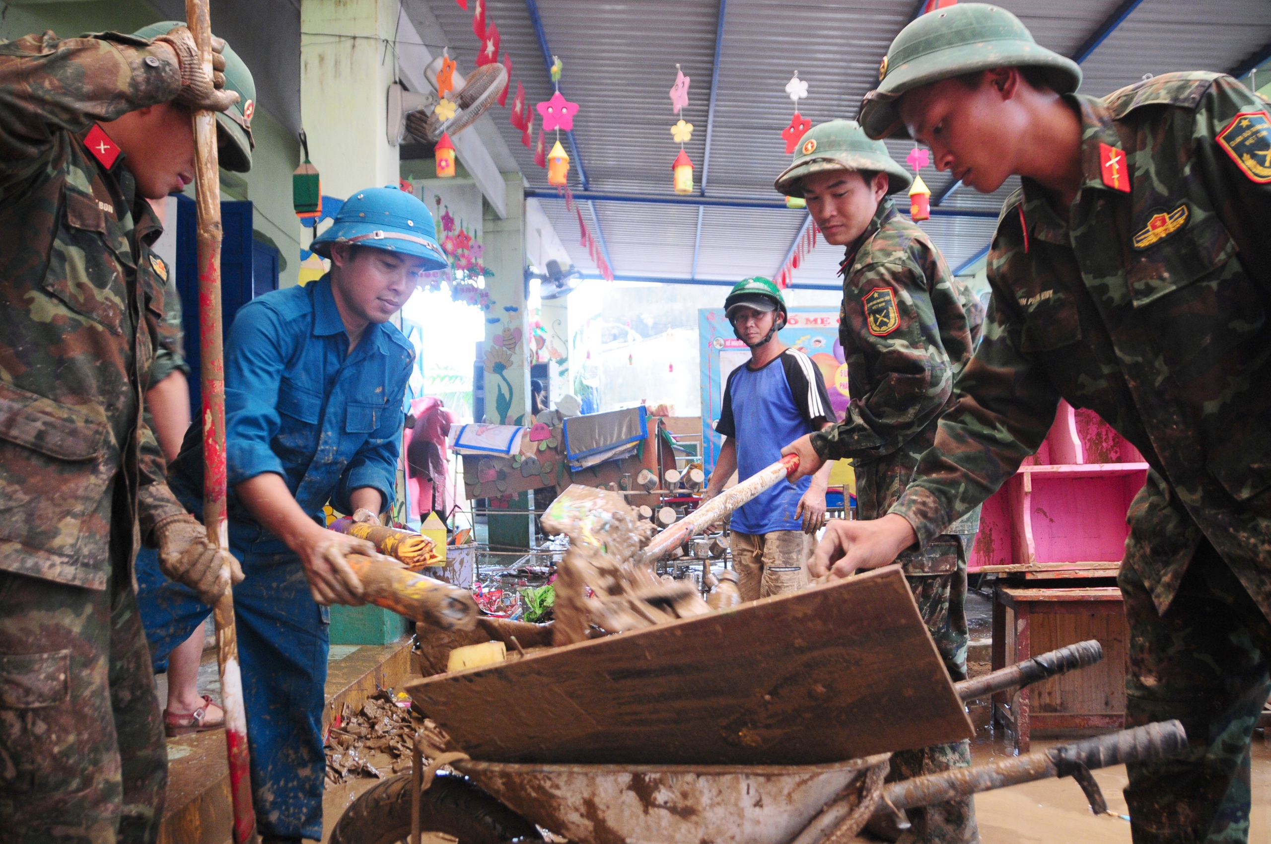 泥浆清理干净，居民家中炉火重燃后，部队才撤离