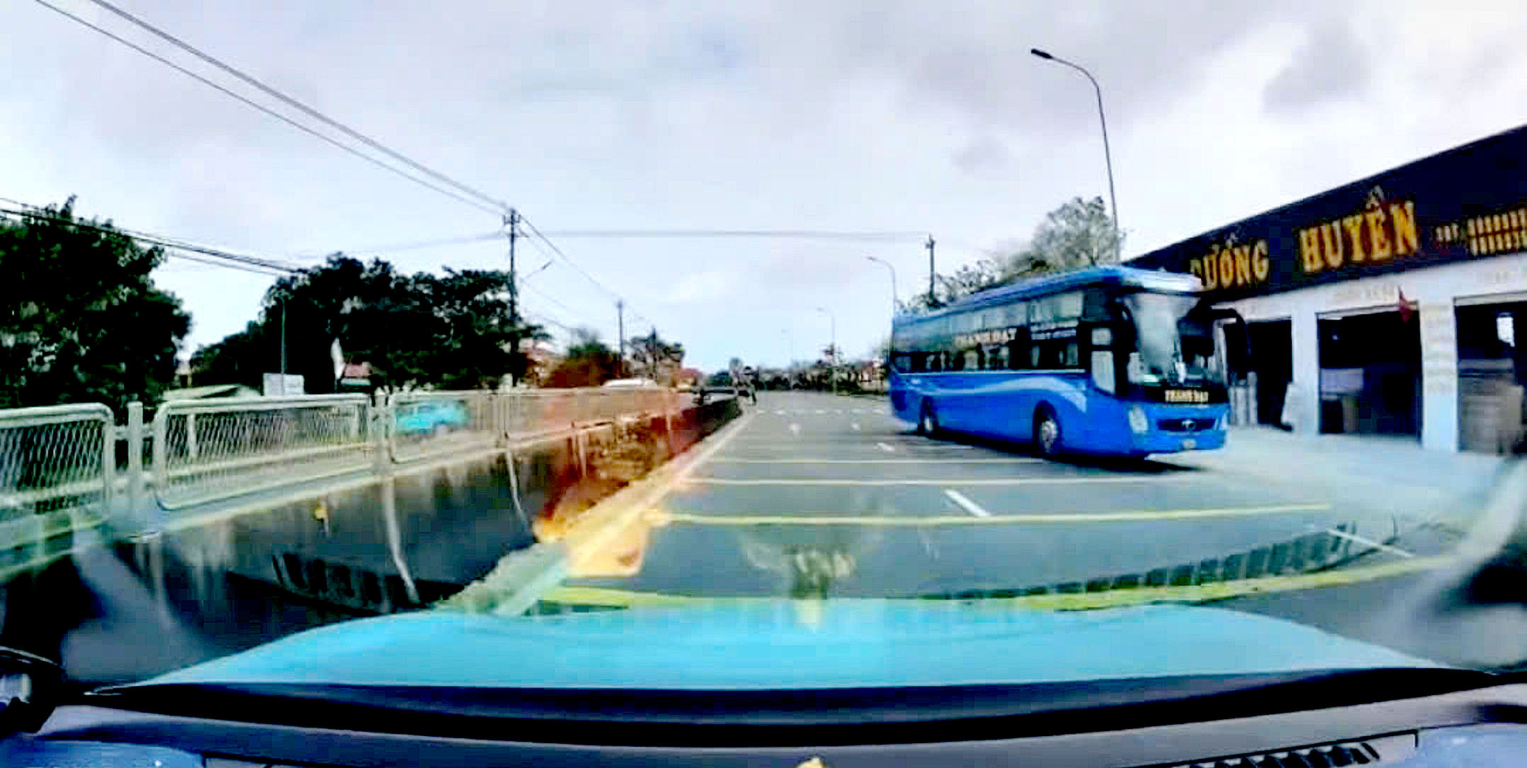 客车逆行被民众拍摄视频发送至交警热线