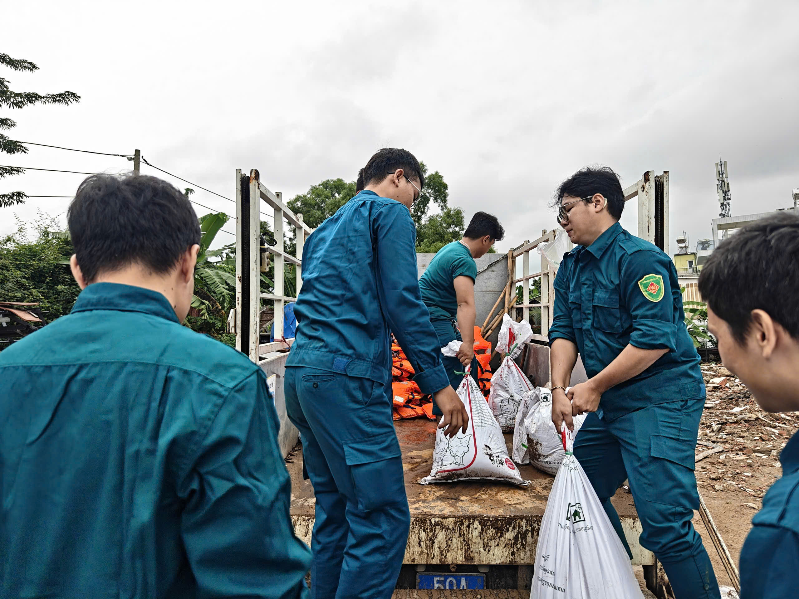 胡志明市潮汐达到顶峰，年轻人组建志愿者队伍帮助民众安全渡过洪水