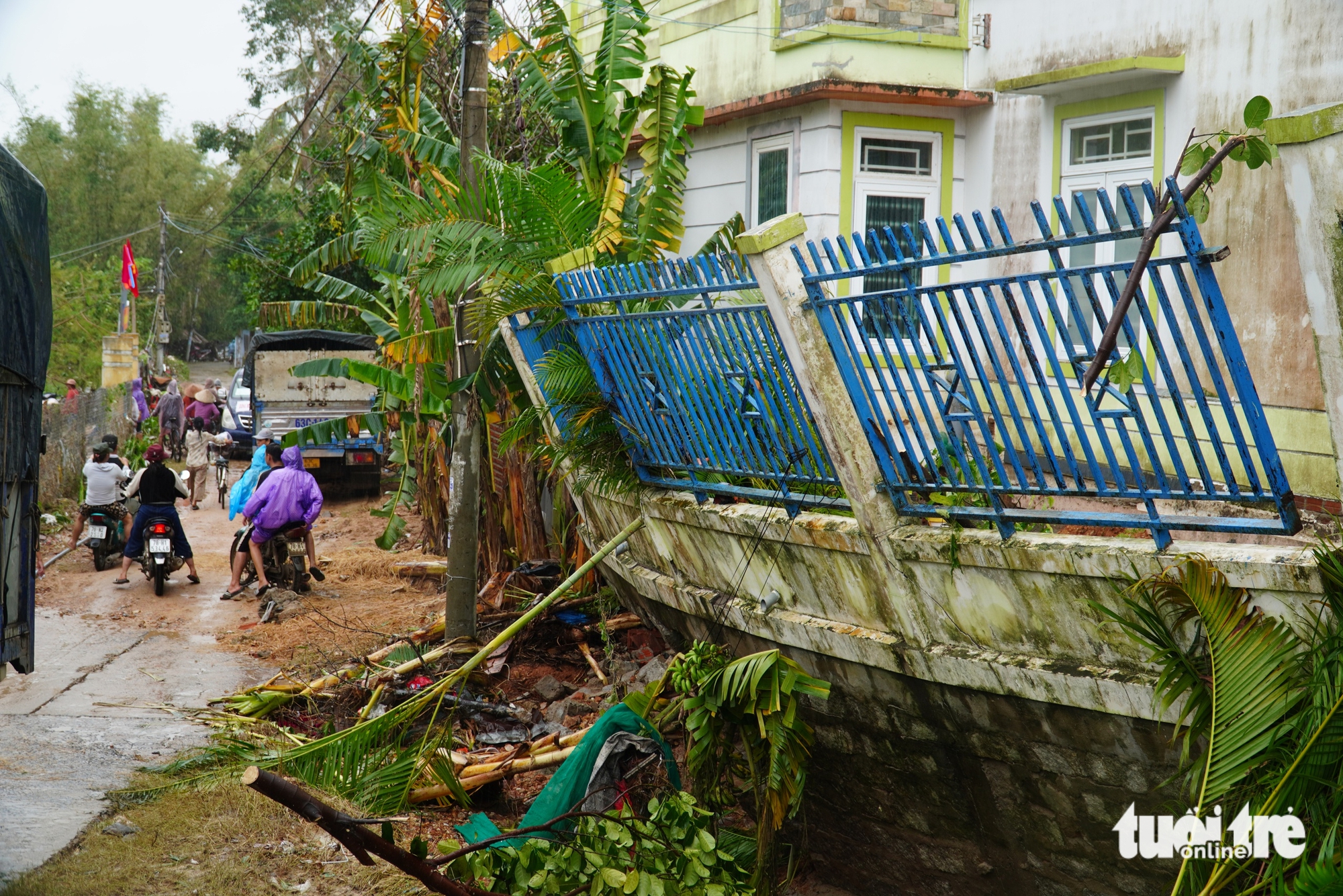 富安省旧区水退后房屋倒塌，道路出现“蛙嘴”裂缝
