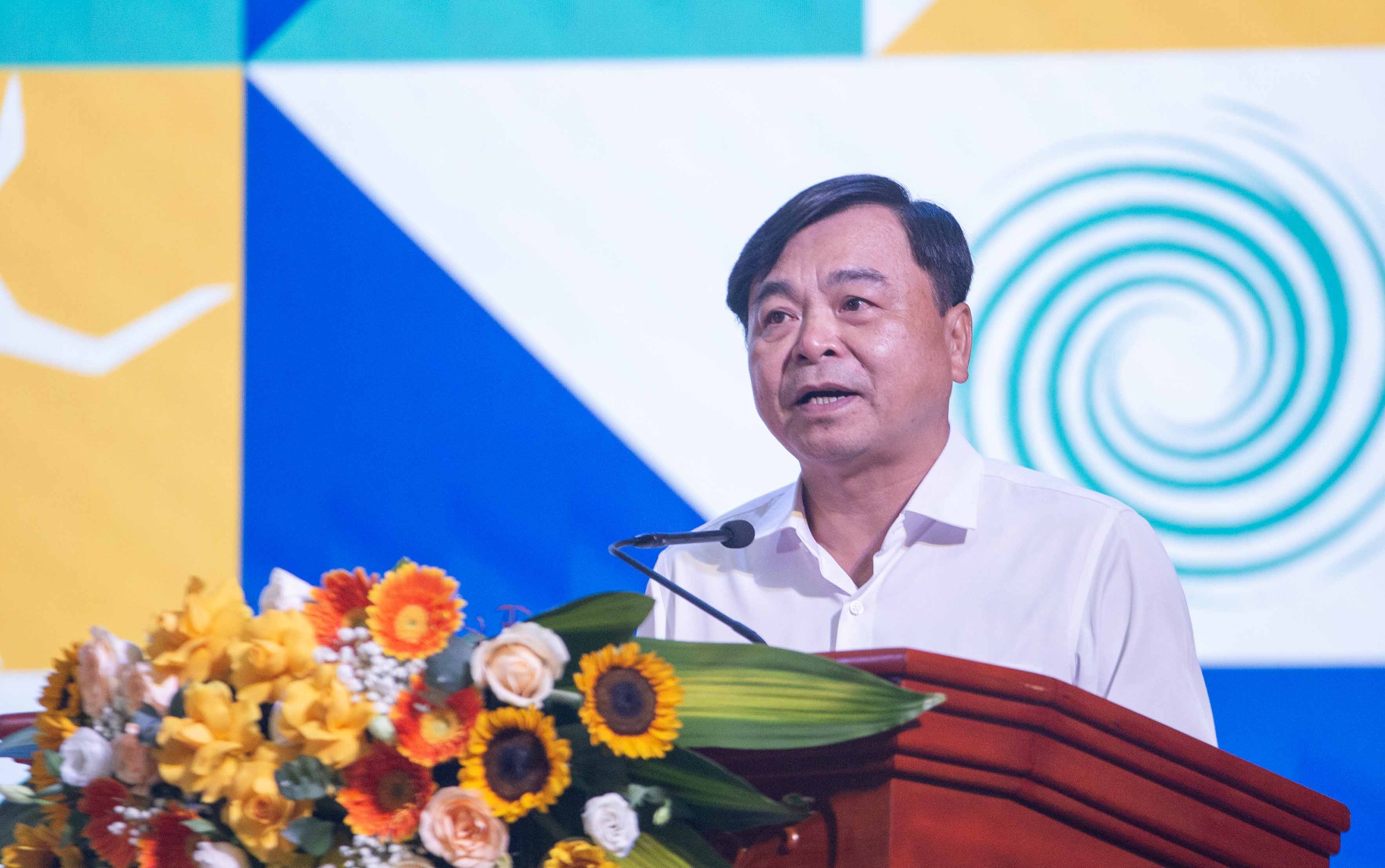 连续四场台风袭击北方引发历史性洪水，淹没房屋