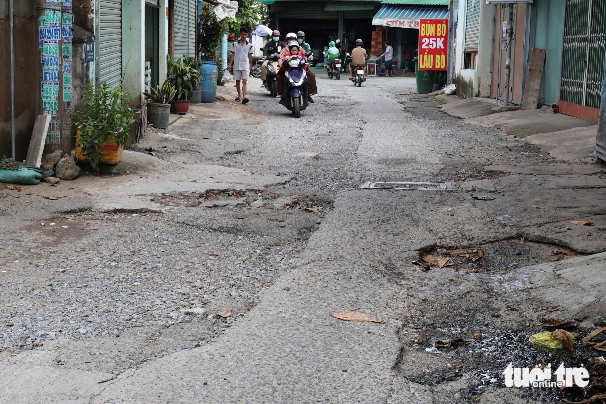 坑洼和深坑包围胡志明市国家大学城区周边道路