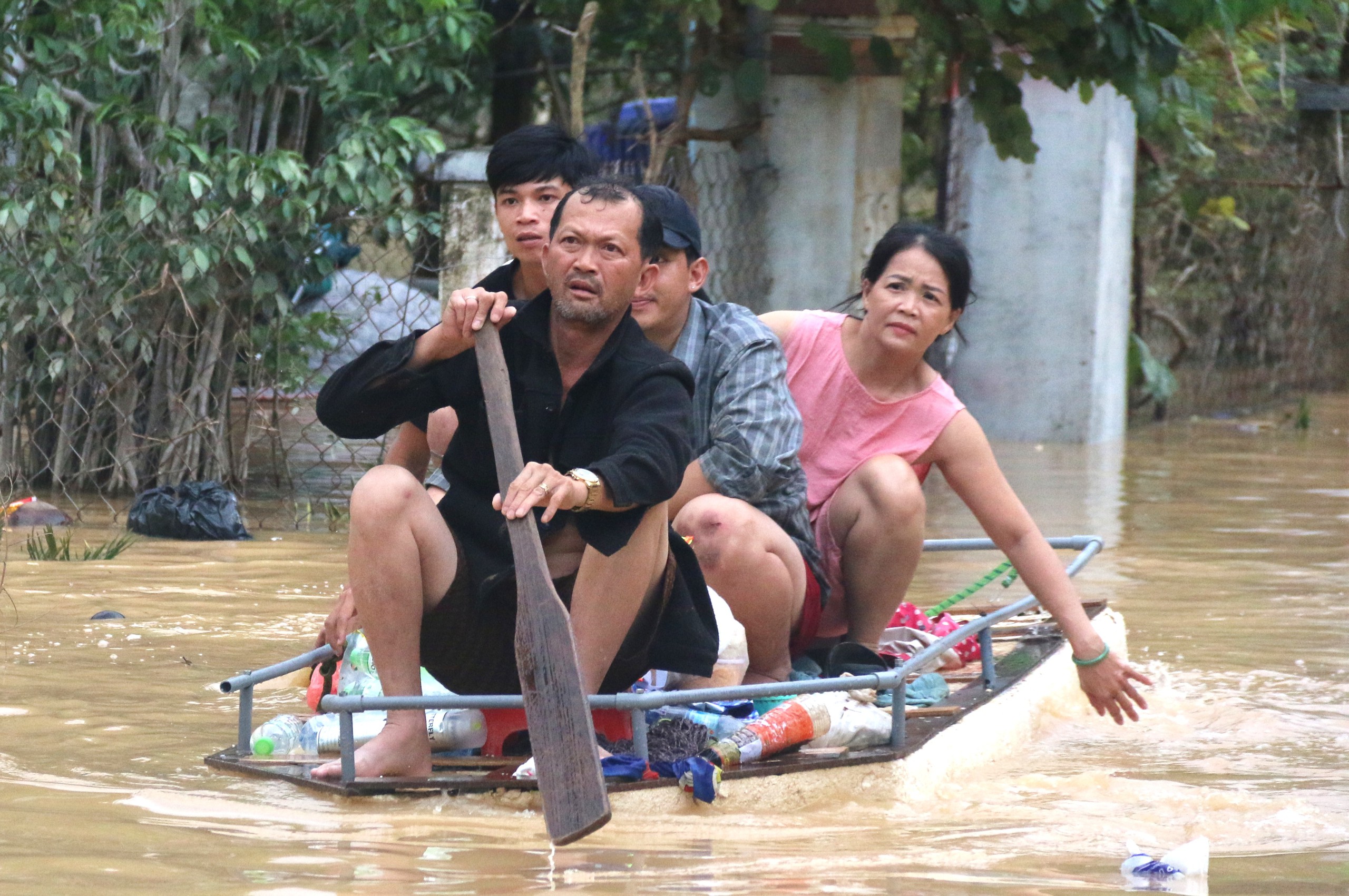 庆和省洪水中救援20天新生女婴的旅程