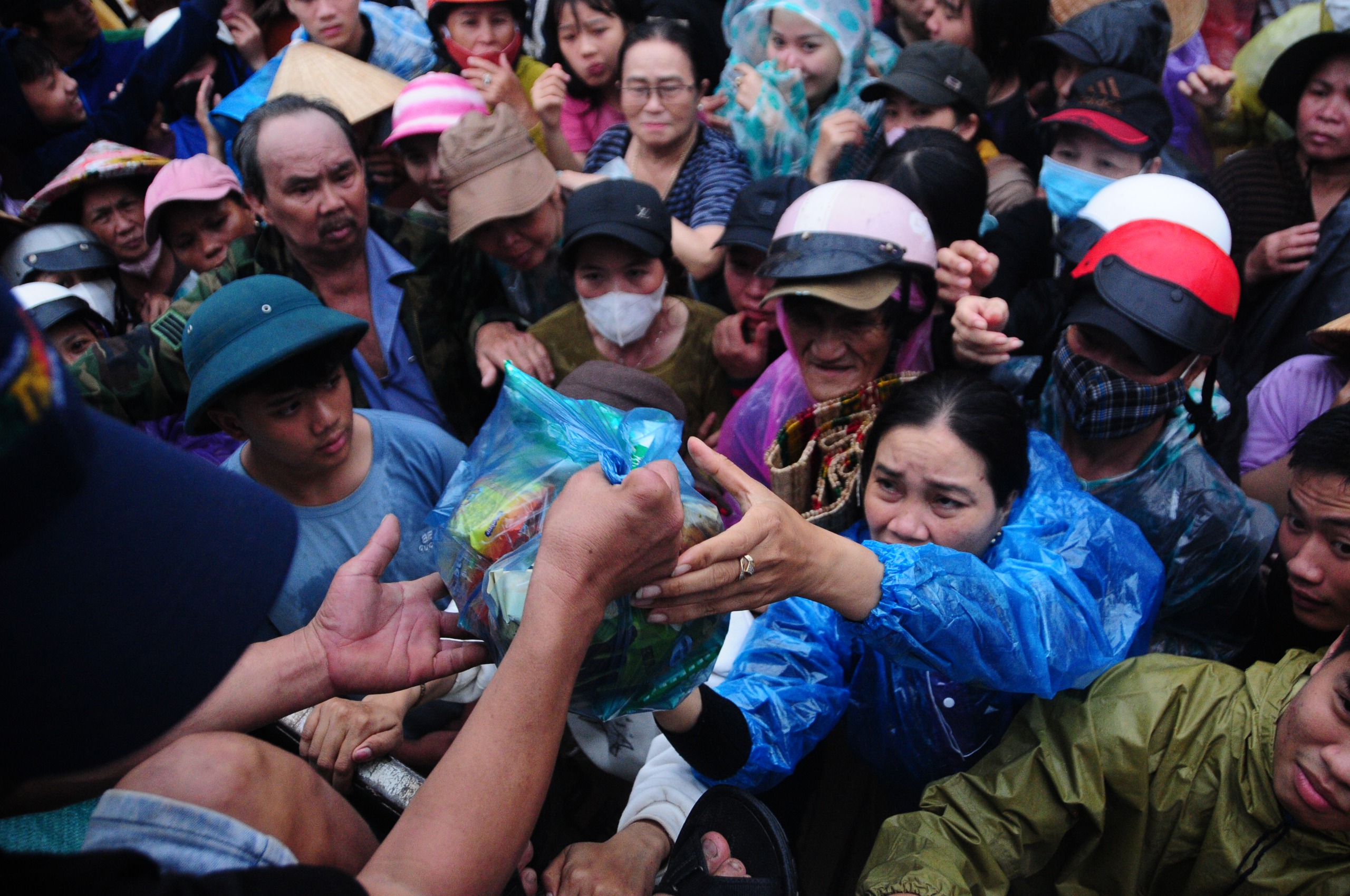 达克拉克洪水区令人心碎的场景：等待一床被褥的手臂，救援物资