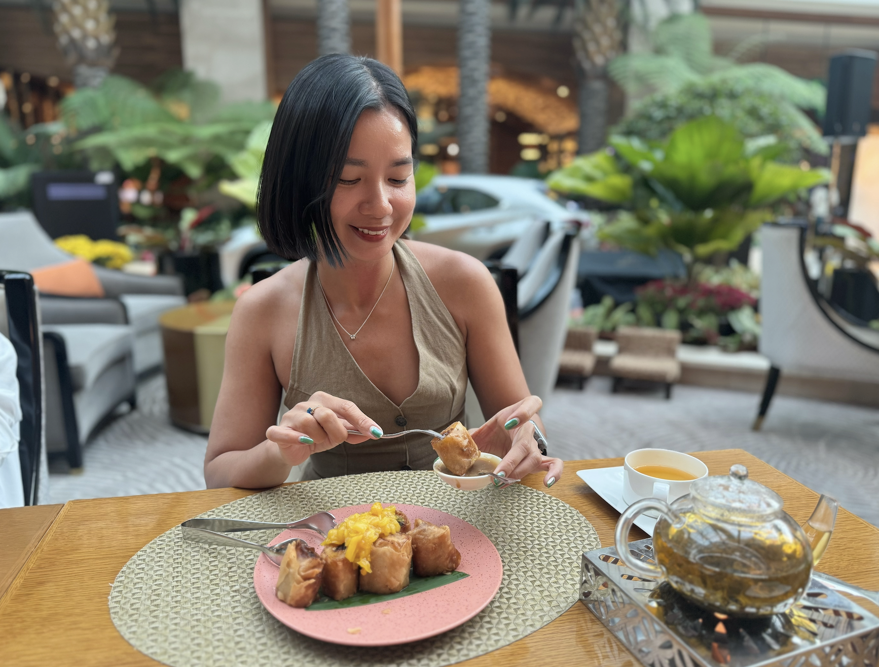 菲律宾豪华餐厅中的炸香蕉和红烧肉