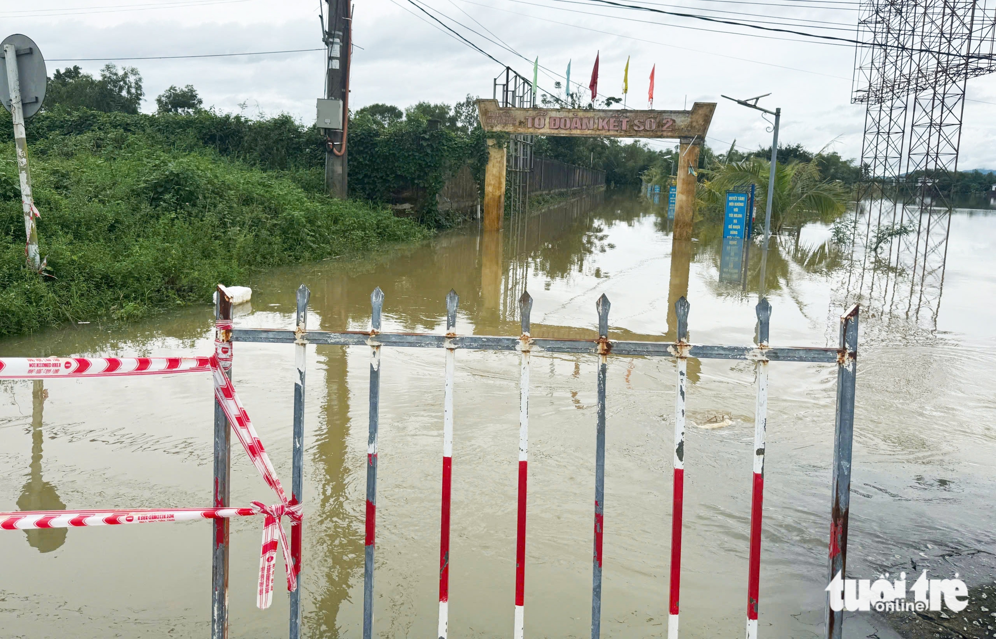 国道1号经过岘港被淹，多个山区乡镇发生山体滑坡，道路中断