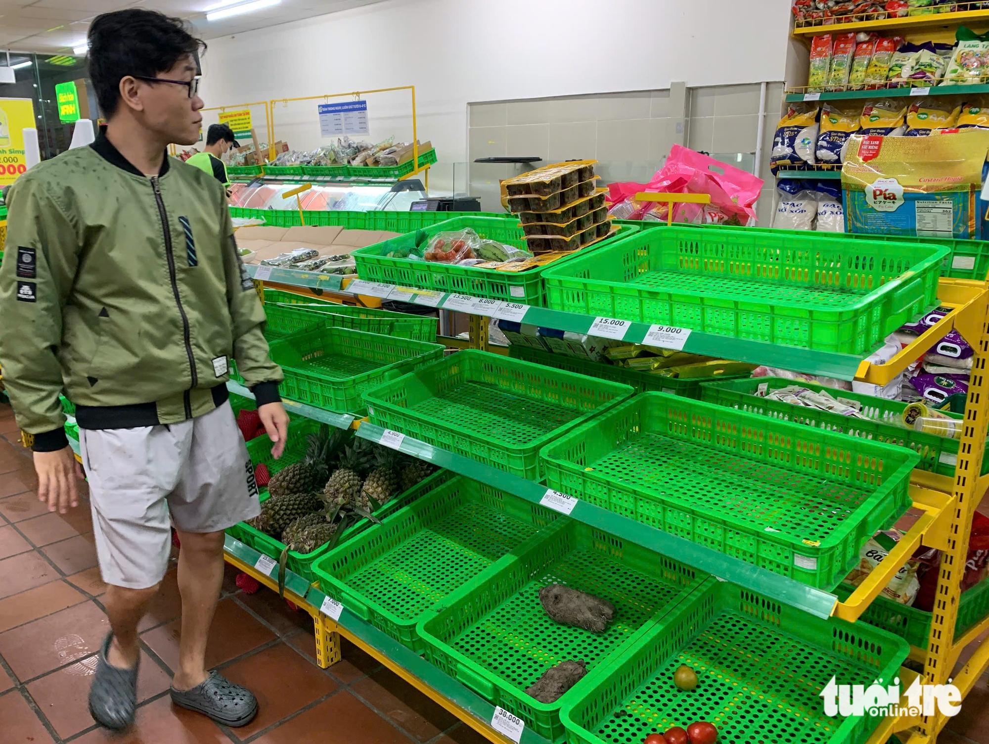 岘港：台风前居民抢购食品囤积，绿叶蔬菜'售罄'