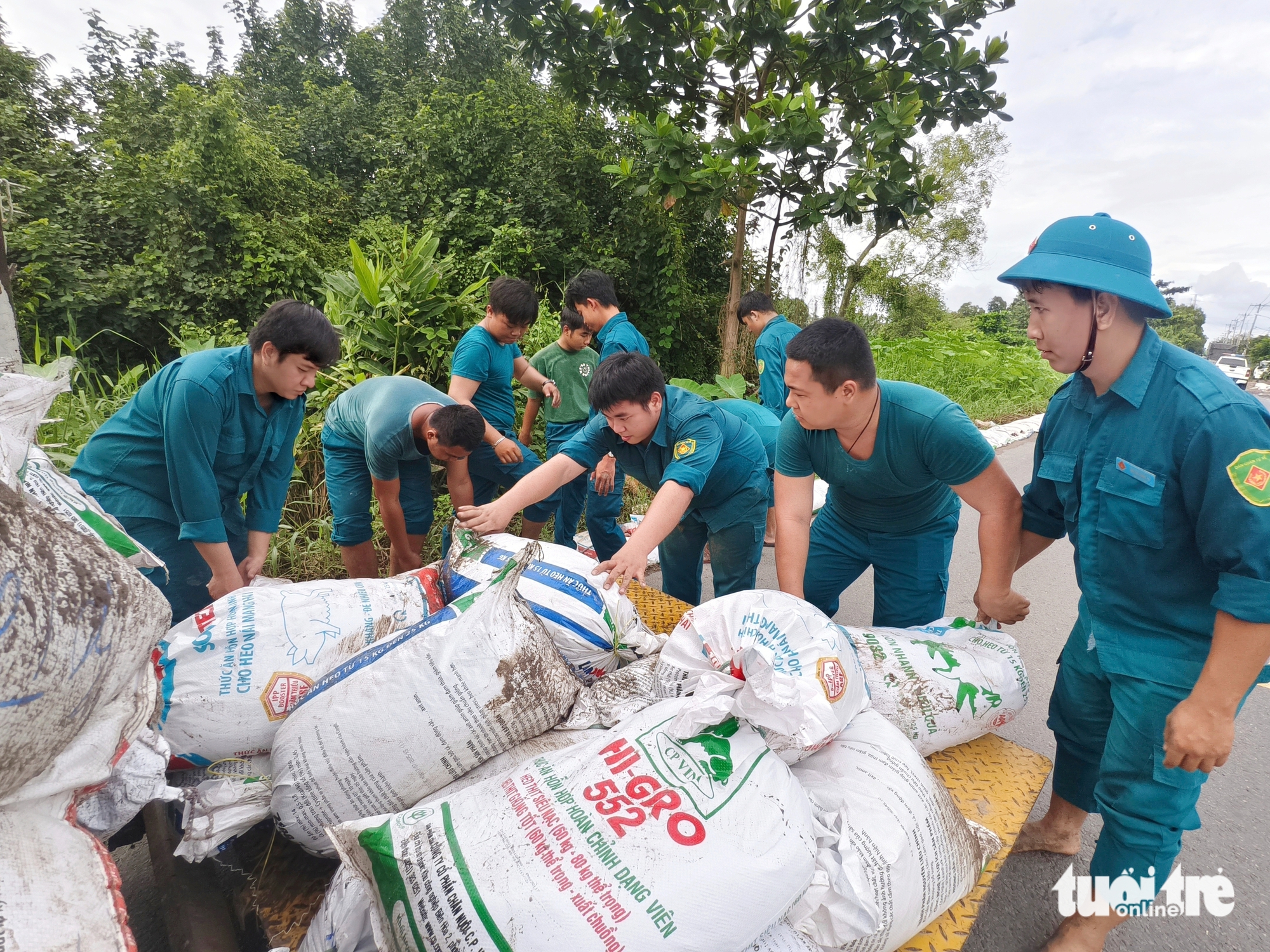 胡志明市巴点乡紧急在邓功炳路筑沙袋阻挡潮汐