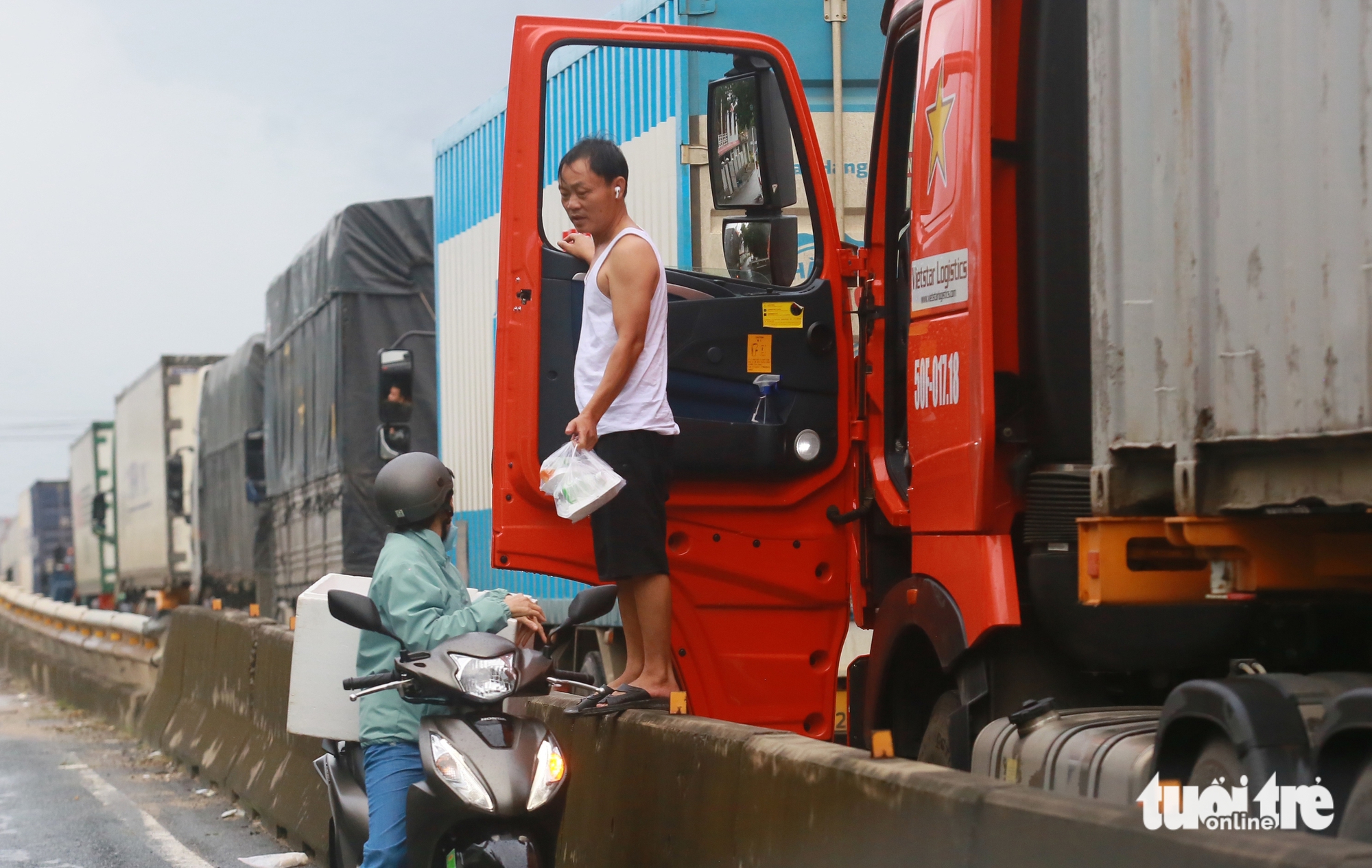 国道1号线上从庆和省前往富安旧方向的30公里交通堵塞开始缓解