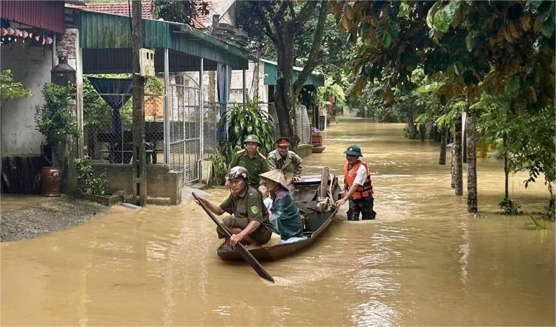 清化公安帮助民众收割水稻，支持民众躲避10号台风