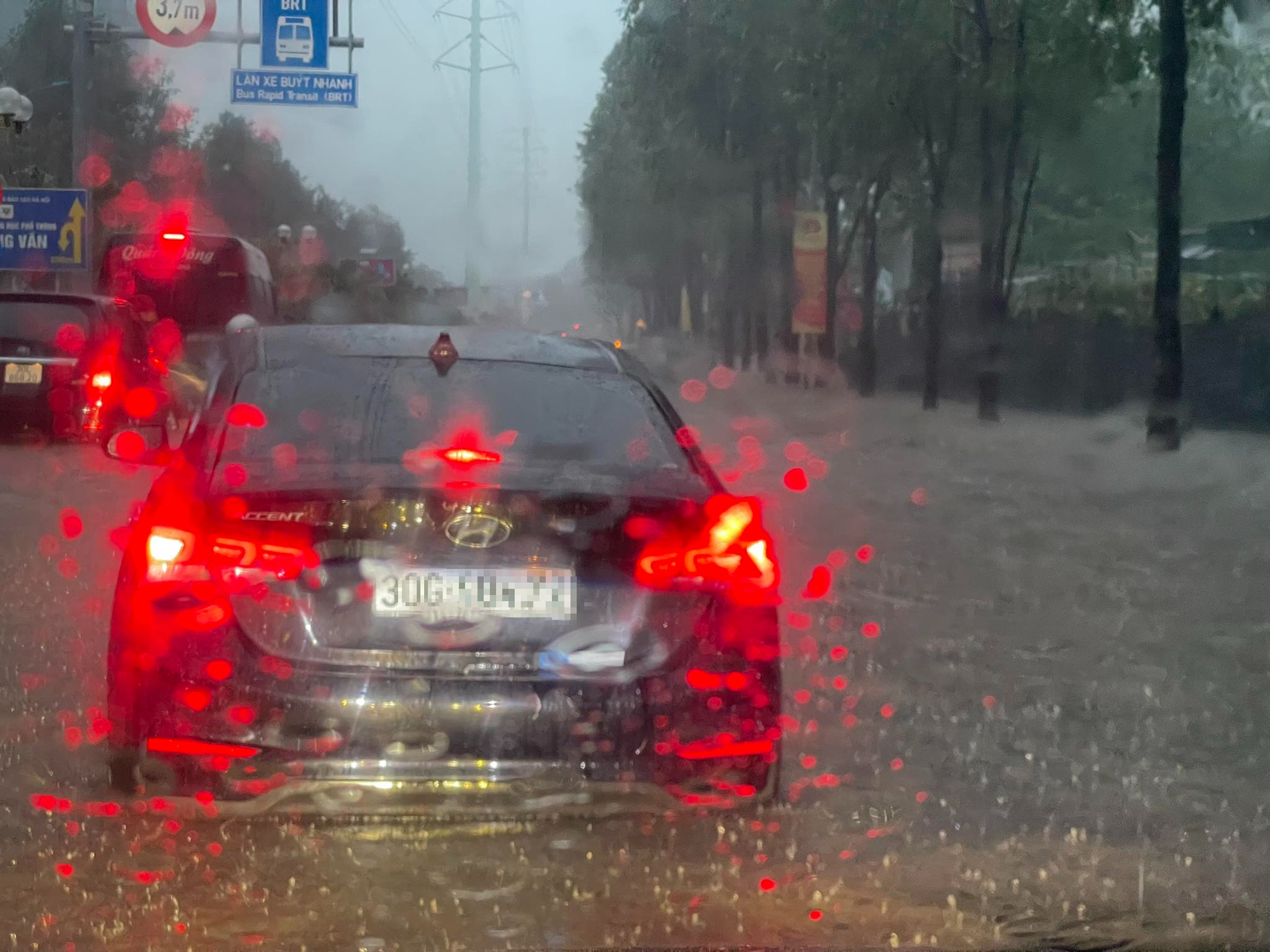 河内5号台风整夜至早晨大雨，多条道路严重积水