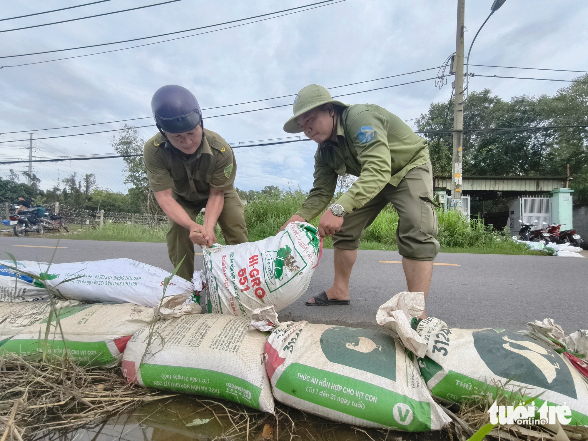 胡志明市巴点乡紧急在邓功炳路筑沙袋阻挡潮汐