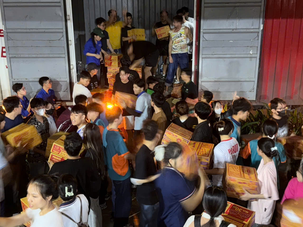 胡志明市劳动文化宫人潮涌动，人们前来帮助整理和搬运物资支援洪水灾区