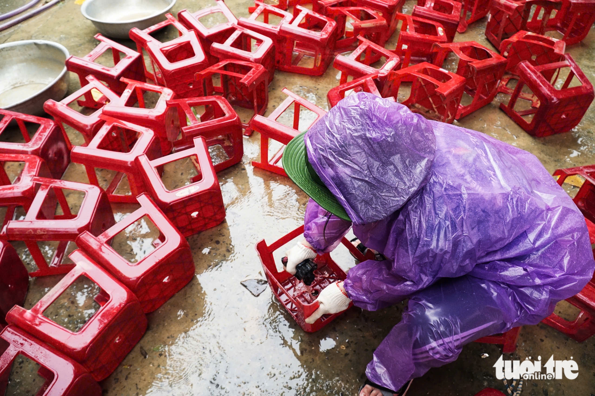 胡志明市帮助庆和学校克服洪灾后果，为居民提供免费餐饮和医疗服务