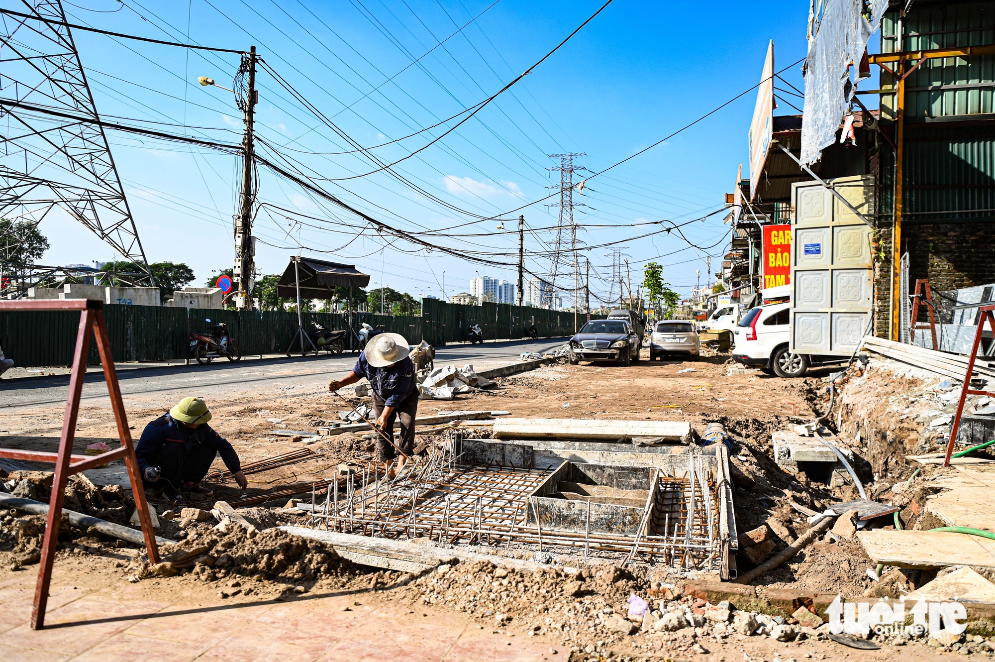 连接三条环线的道路在扩建9年后依然凌乱，居民因灰尘和垃圾感到窒息