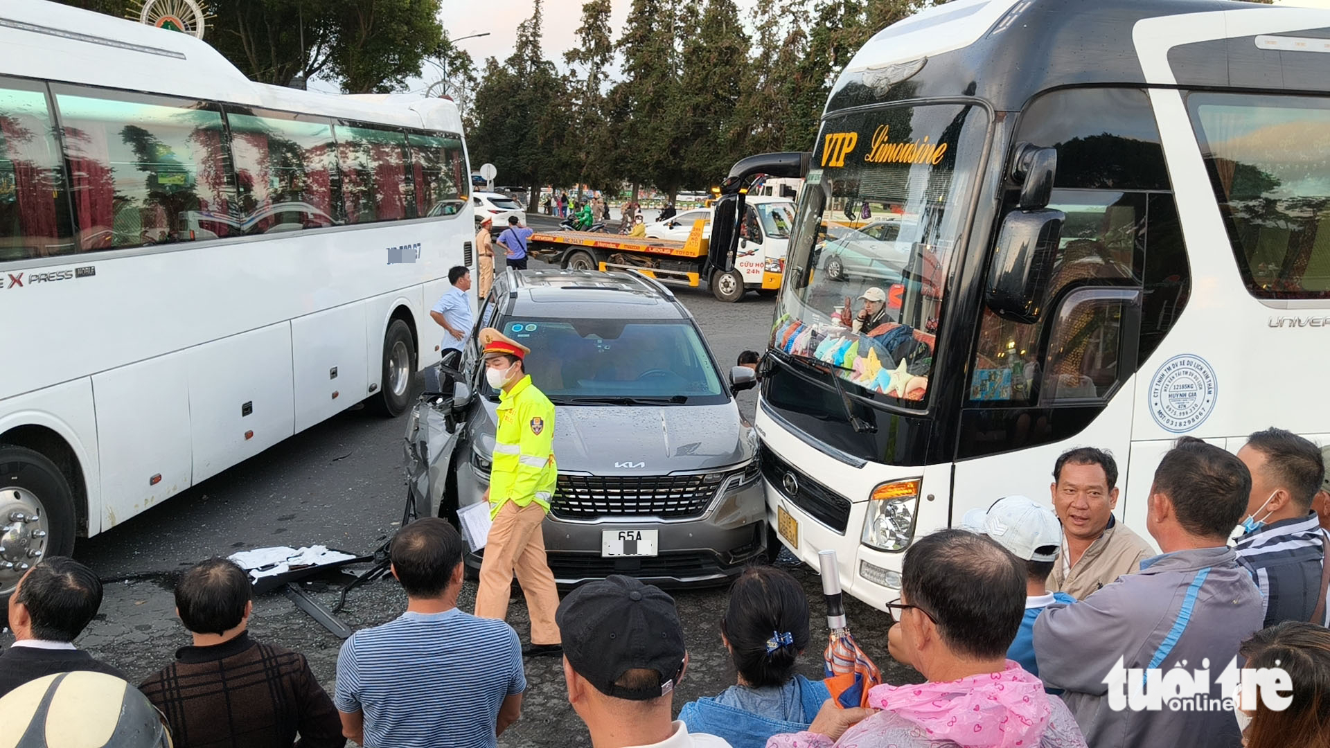 在大叻市场前连环撞车，两名游客重伤