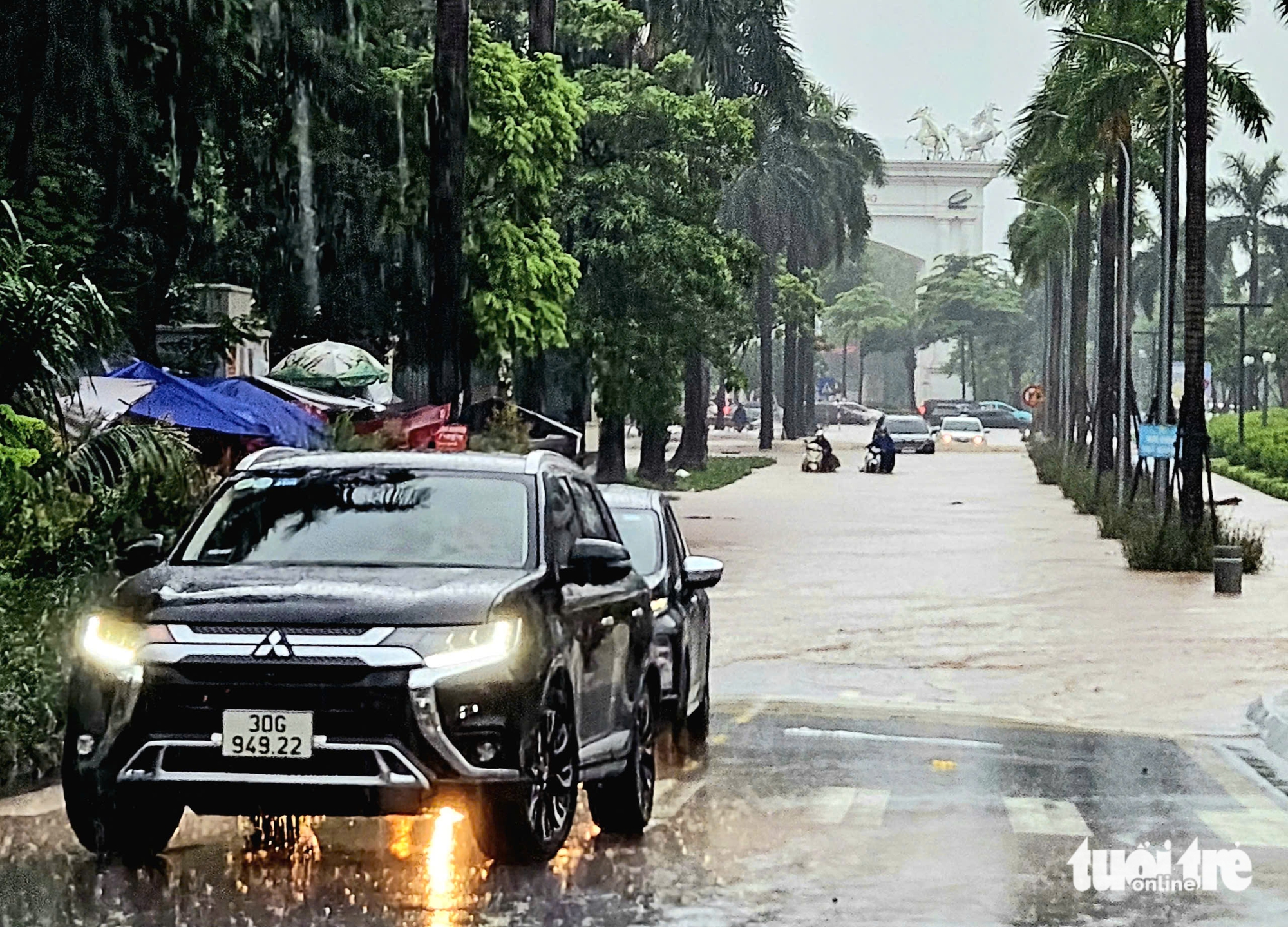 河内第五号台风整夜大雨，多条道路深积水，交通瘫痪