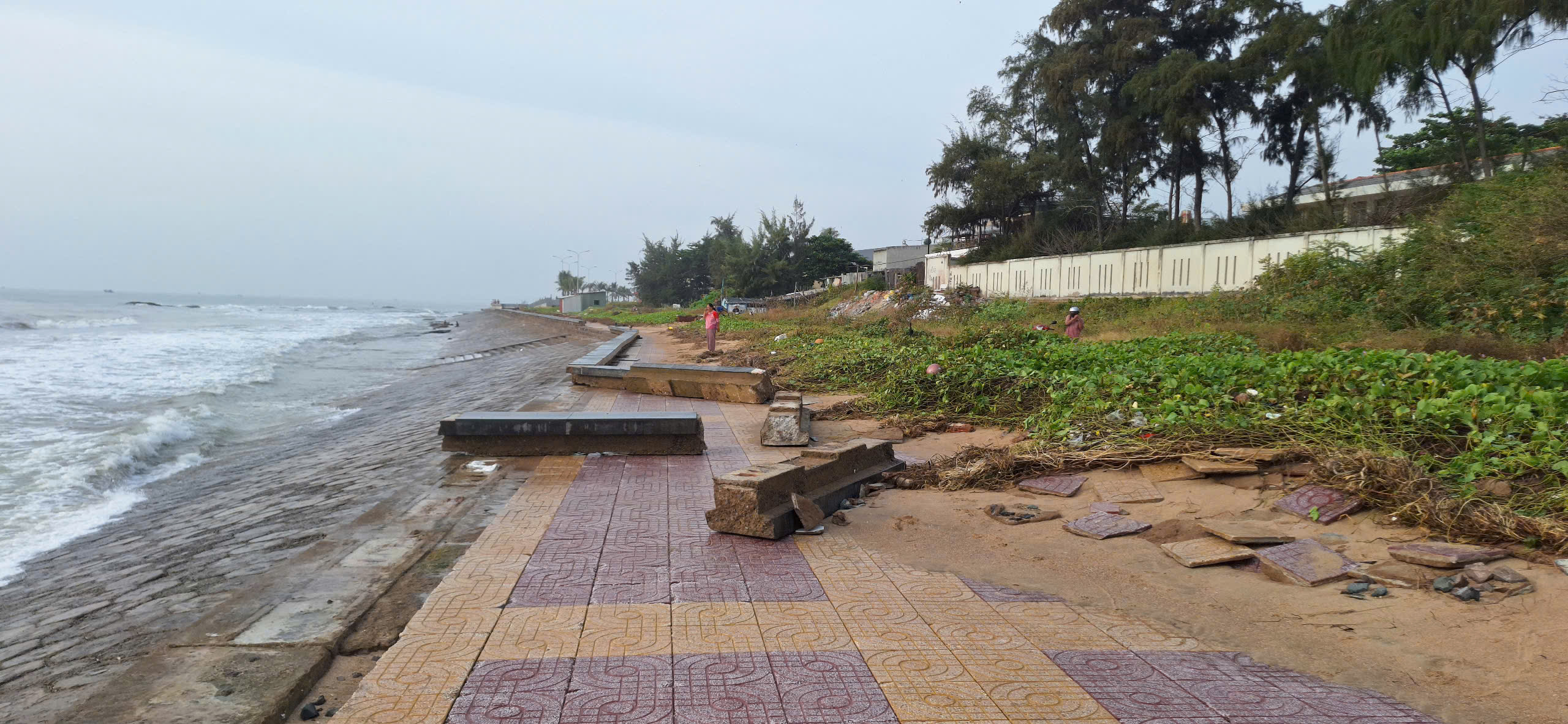 海浪高涨击碎潘切、美奈多处海堤段