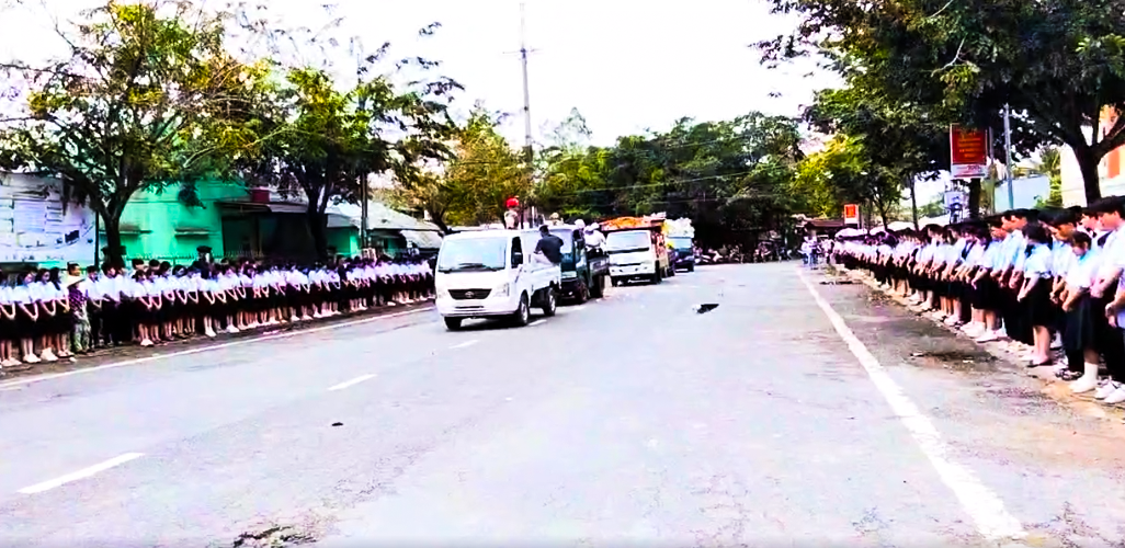 近1500名学生肃穆送别Giồng Riềng体育老师回归故土