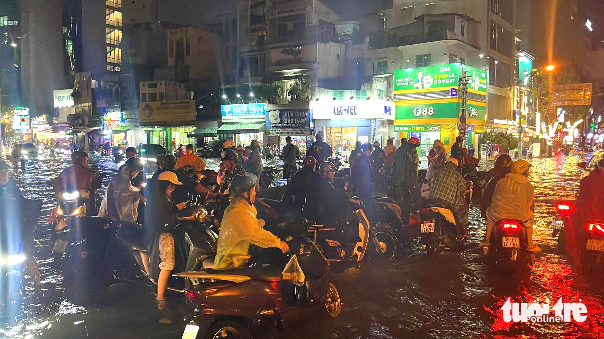 胡志明市长雨，邓垂簪路、龚琼路再次变成'河流'