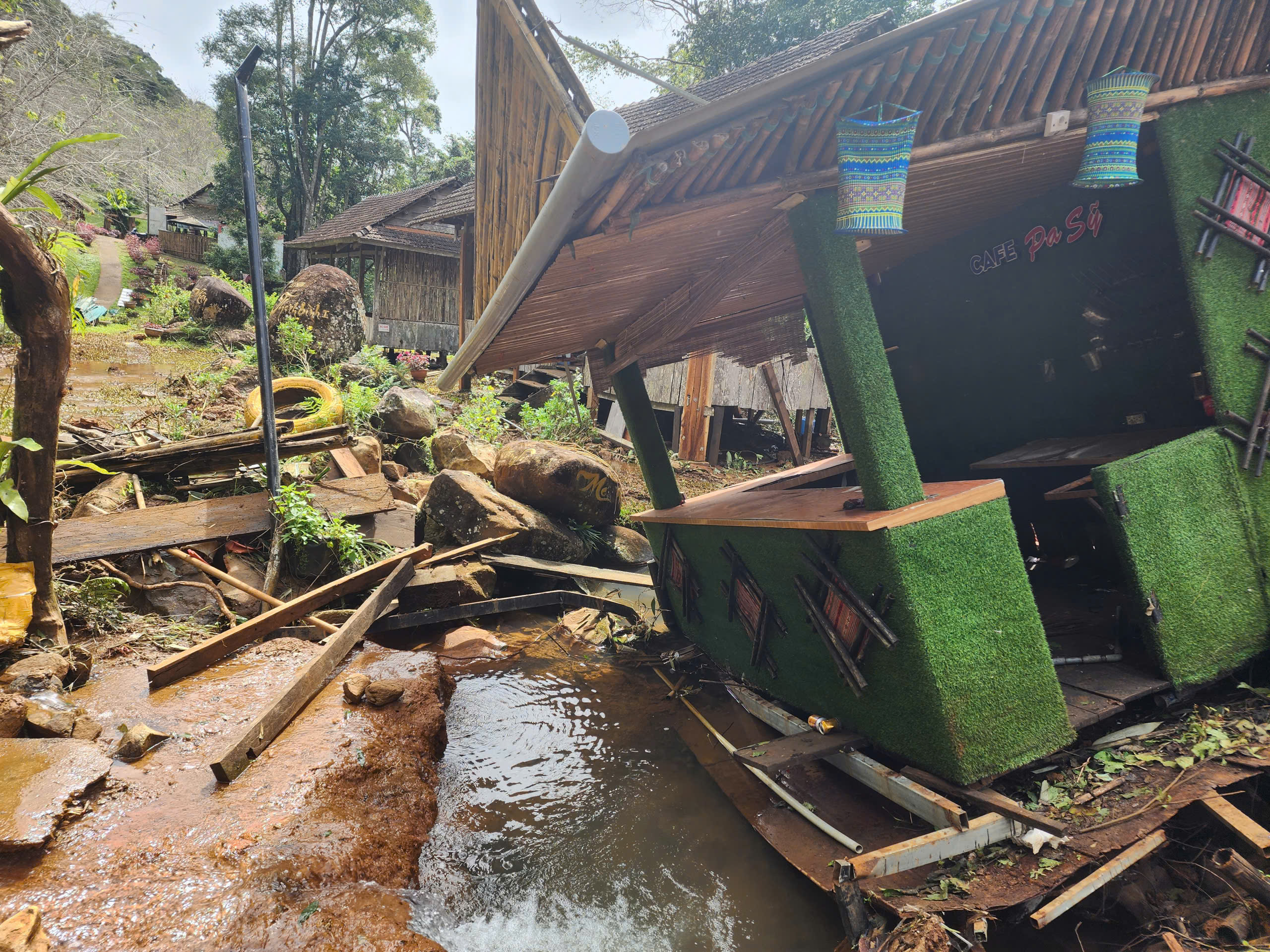 Măng Đen的Pa Sĩ瀑布区因暴雨洪水损毁，当地紧急关闭，未定重新开放日期