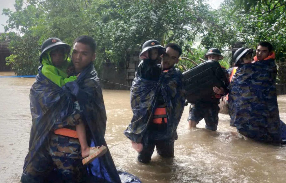 当看到部队和警察开辟道路来救援时，洪水地区的同胞们激动得哭了