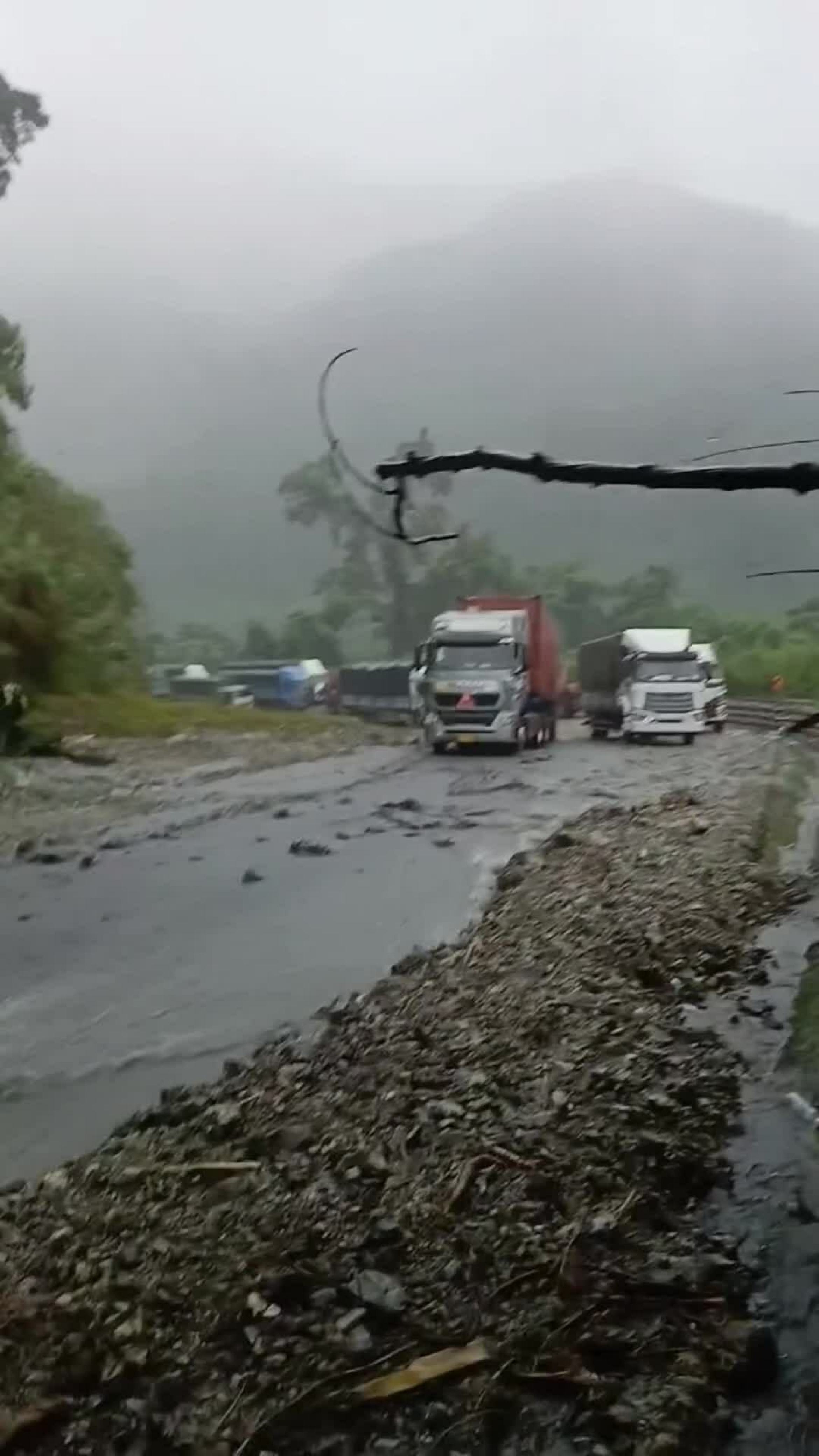 洛索山口继续发生山体滑坡,50人被困四天