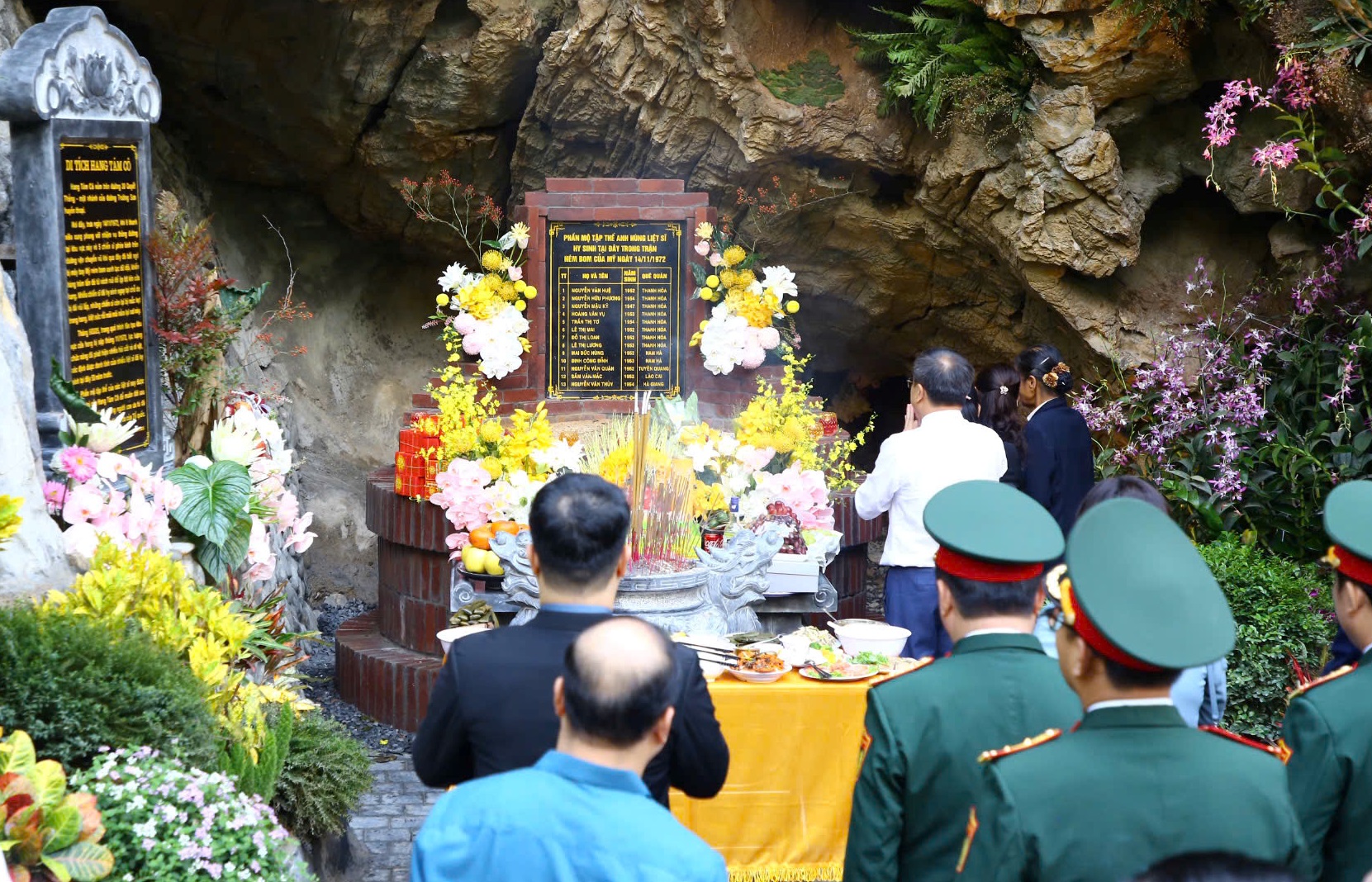 八名青年志愿者牺牲的山洞被修缮为烈士合葬墓