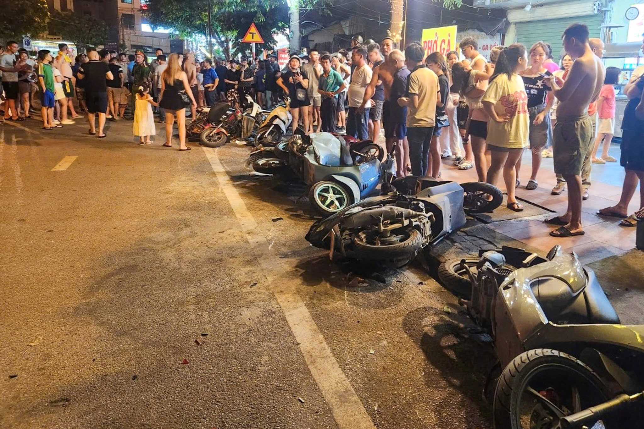 北宁汽车撞倒多辆摩托车