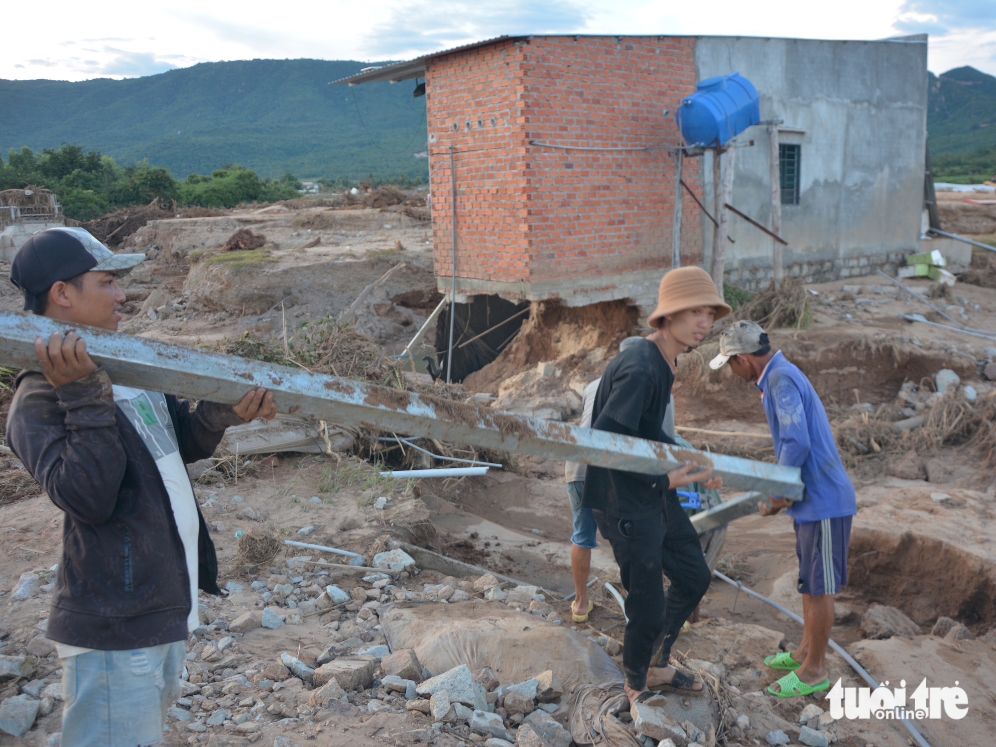 顺风县居民在‘水炸弹’席卷后艰难恢复