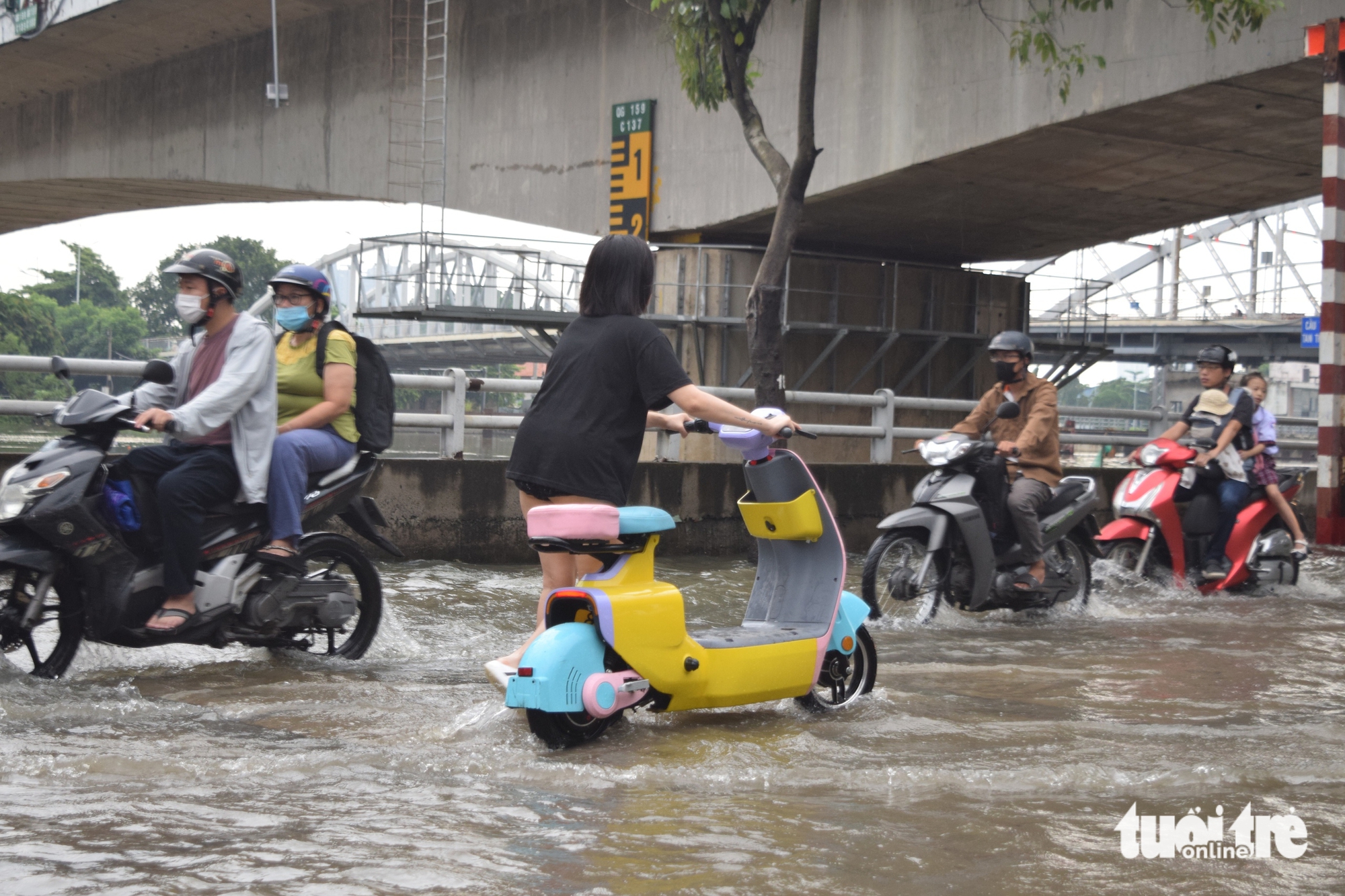 潮汐结合雨水导致内涝，胡志明市市民下班时段涉水而行