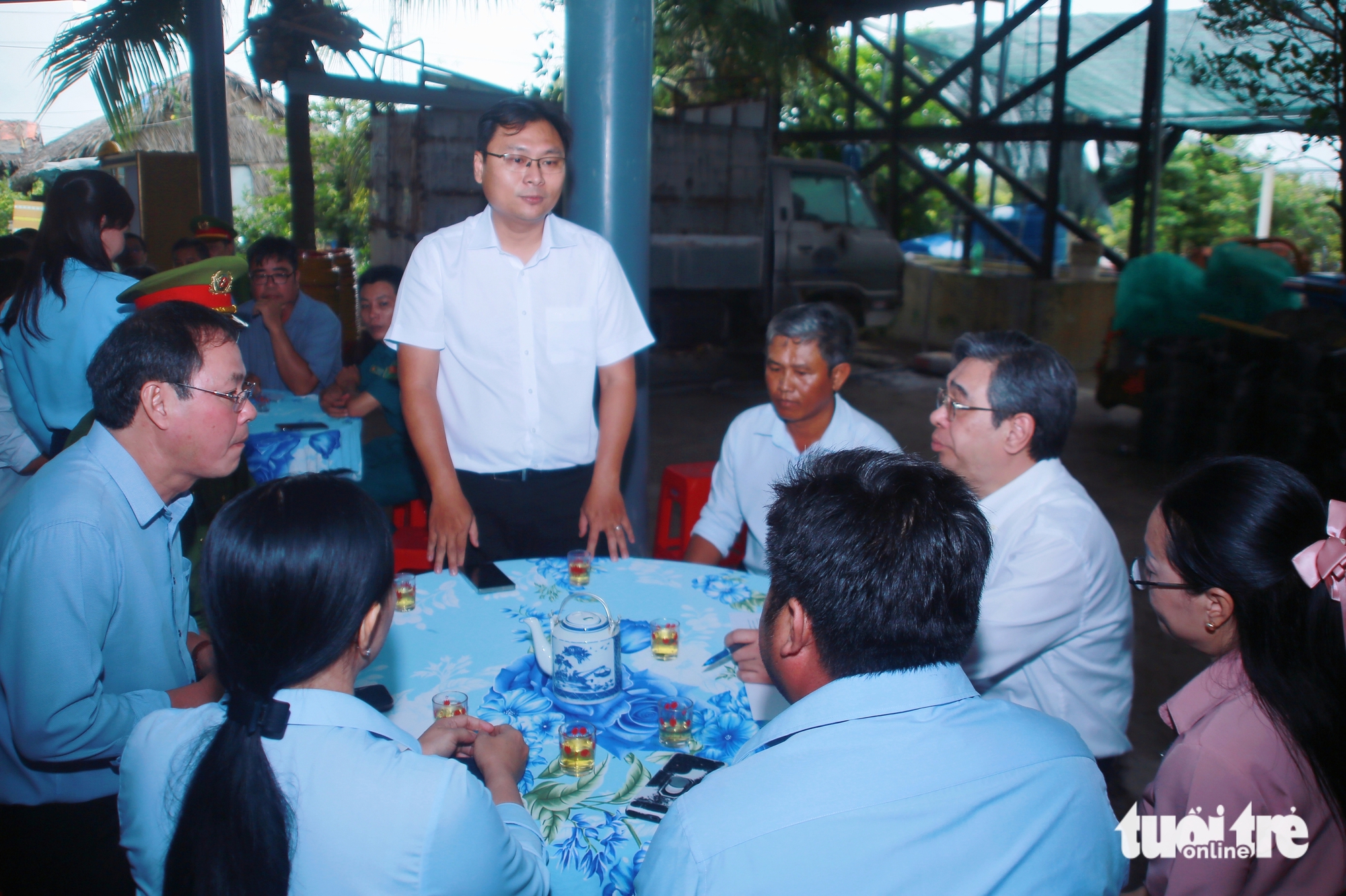 胡志明市市委副书记阮福禄慰问平利村金梅农民