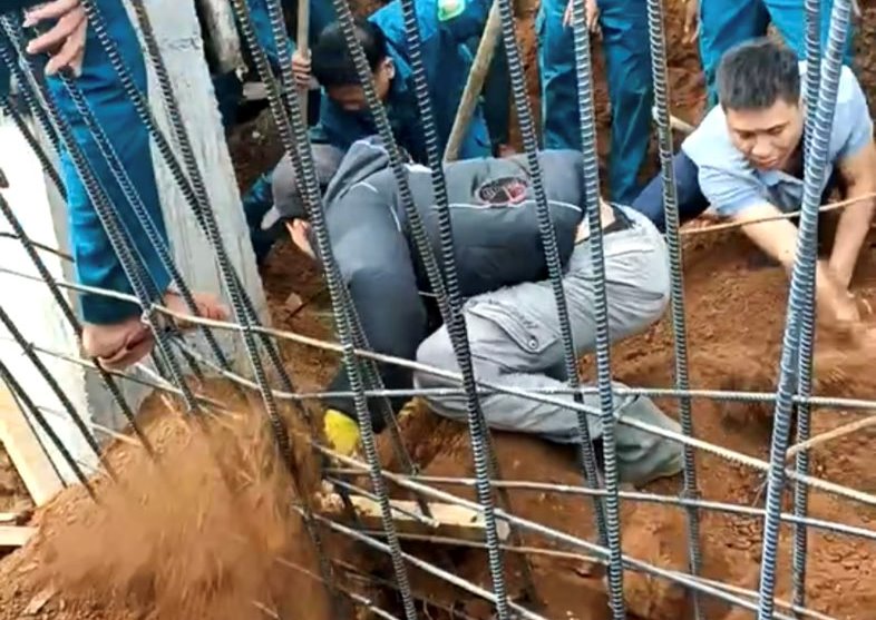 正在防止滑坡时土地滑坡，一人被埋死亡