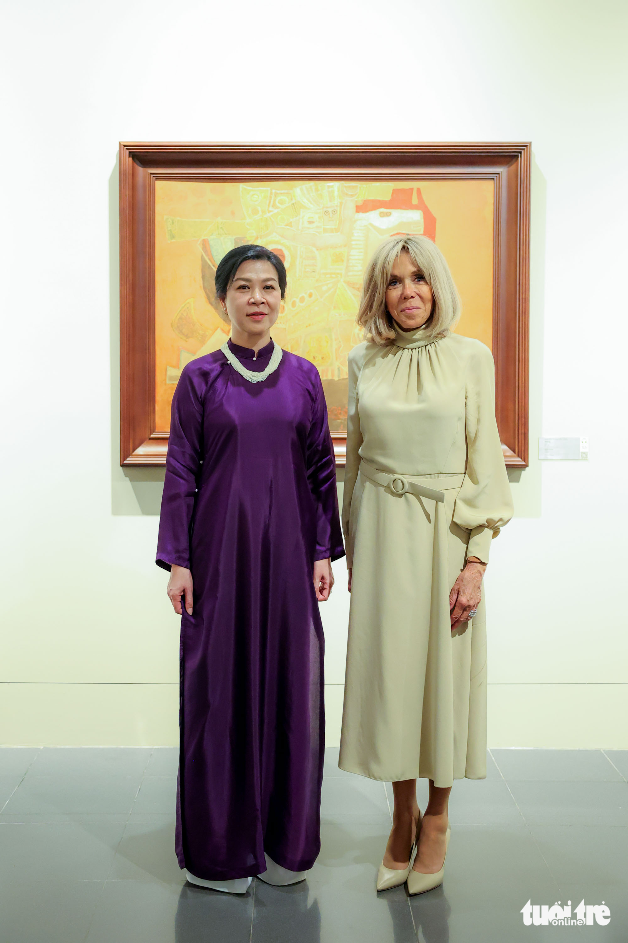 总书记夫人与法国总统夫人参观越南美术博物馆