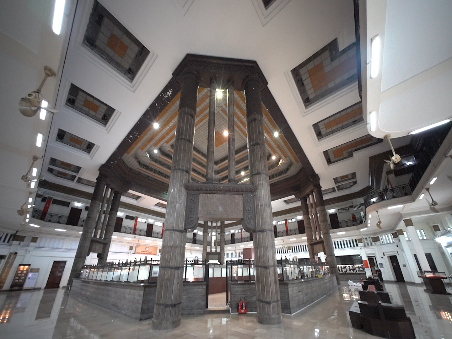 周末悠闲参观国家银行的越南货币展览