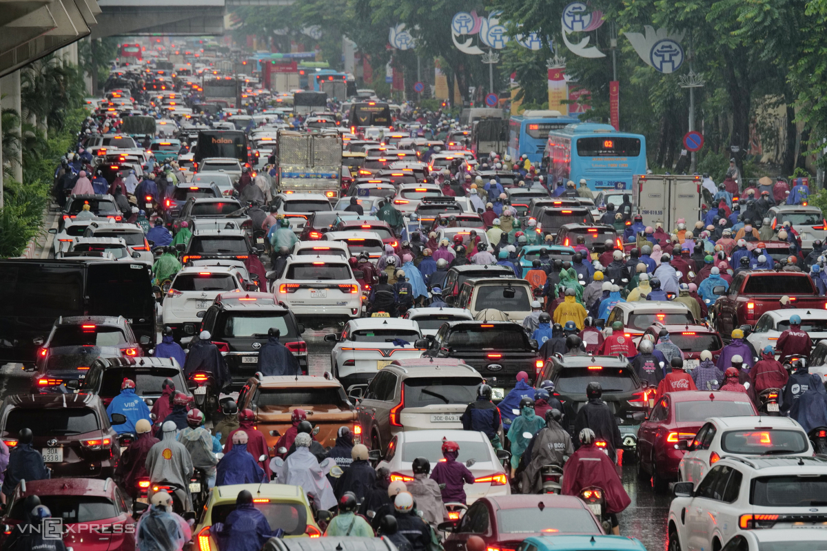 河内街道在雨中拥堵