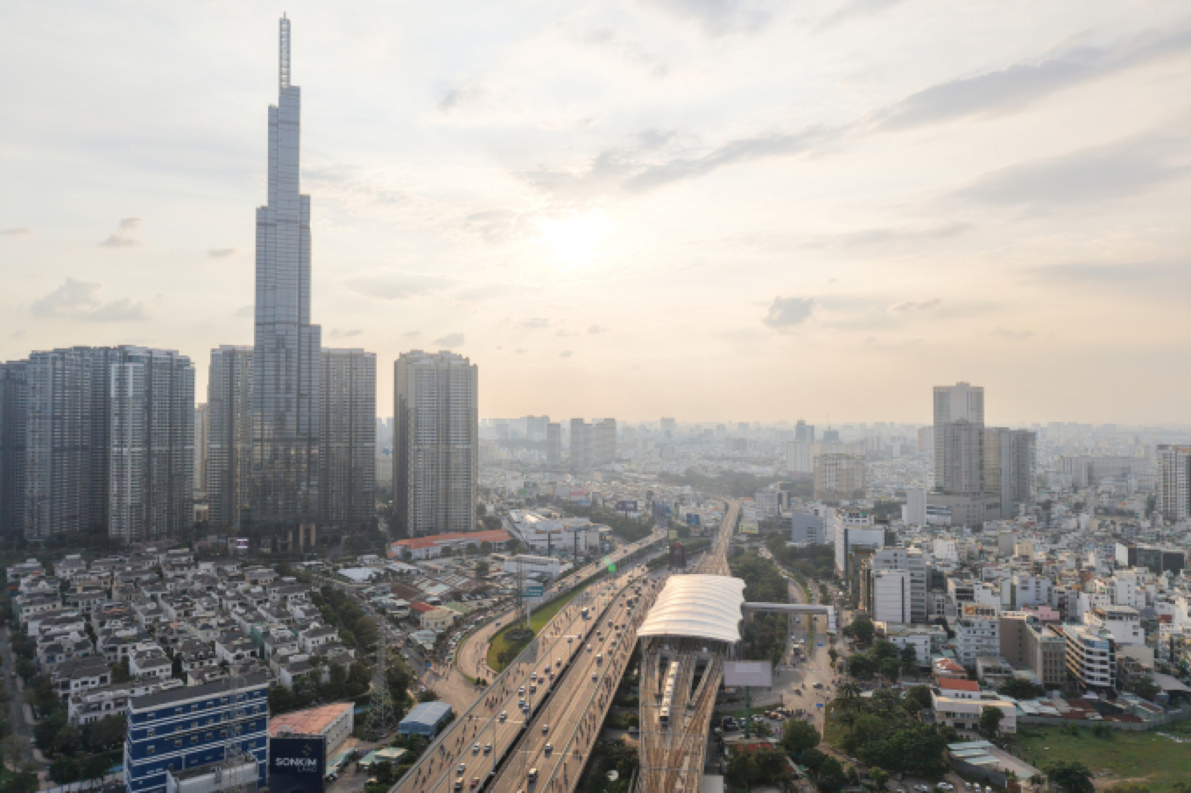 胡志明市在滨城-仙泉地铁的7座人行天桥安装电梯