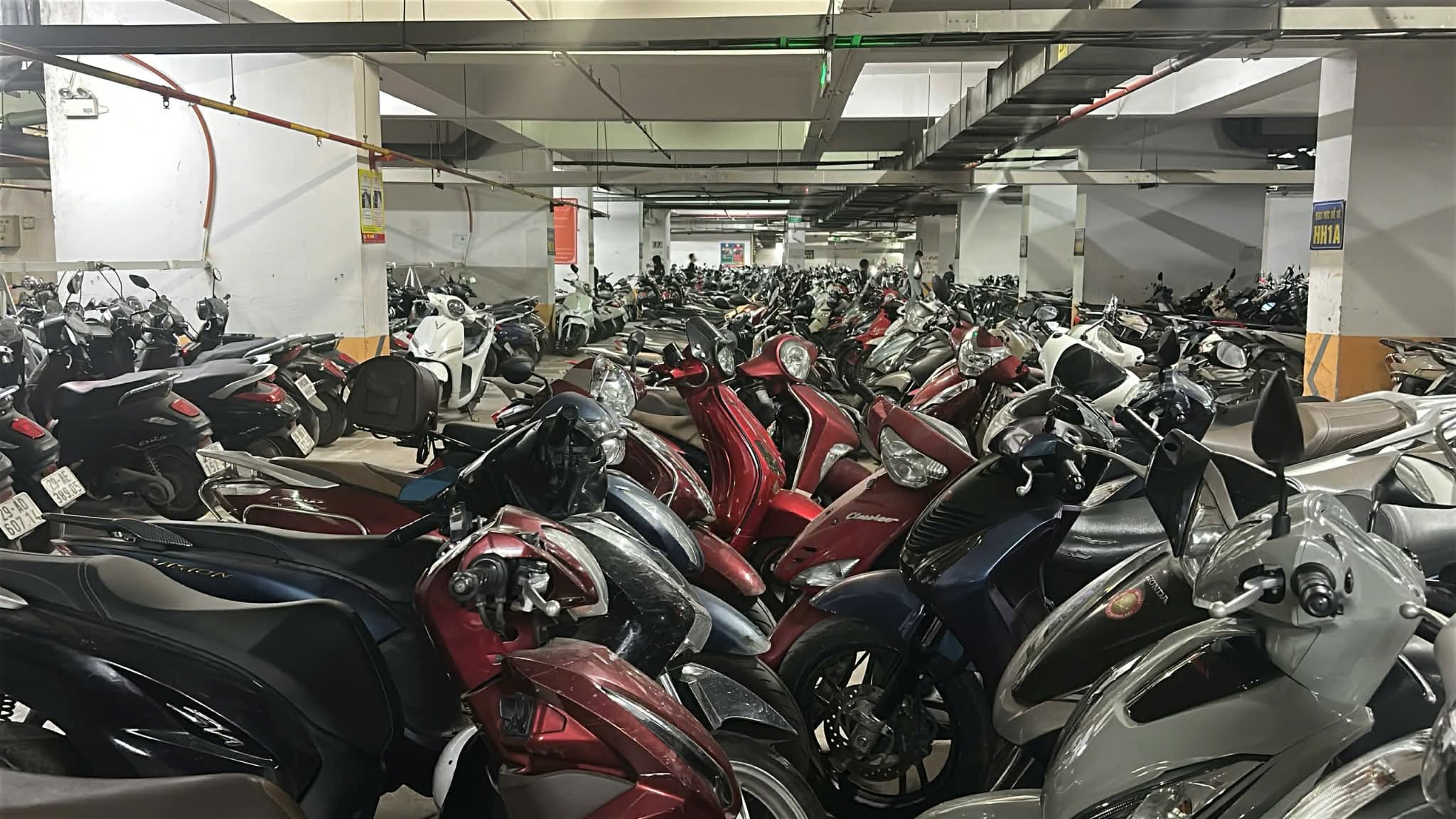 黄烈坊要求HH灵潭公寓'不得拒绝在地下室停放电动车'