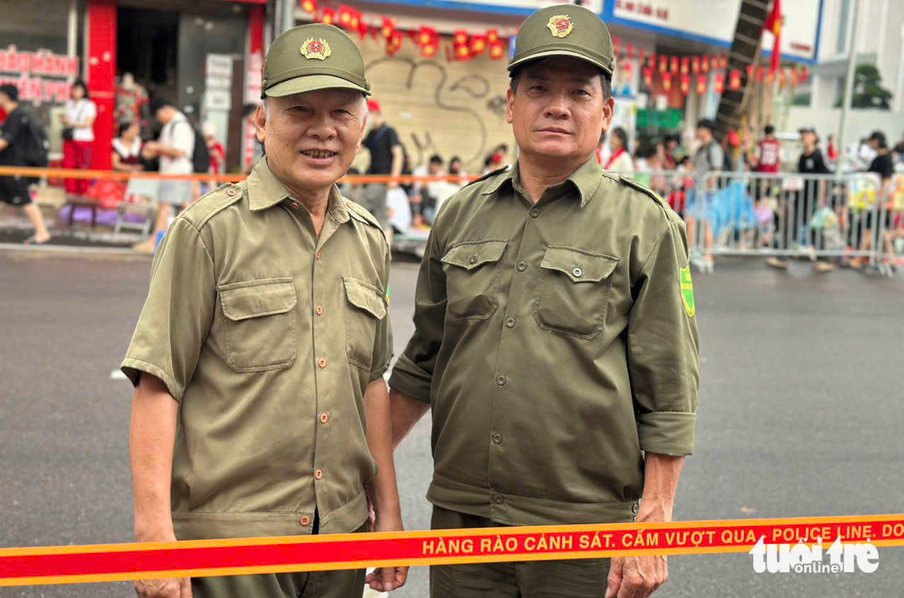 阅兵队伍在人民的欢呼声中行进